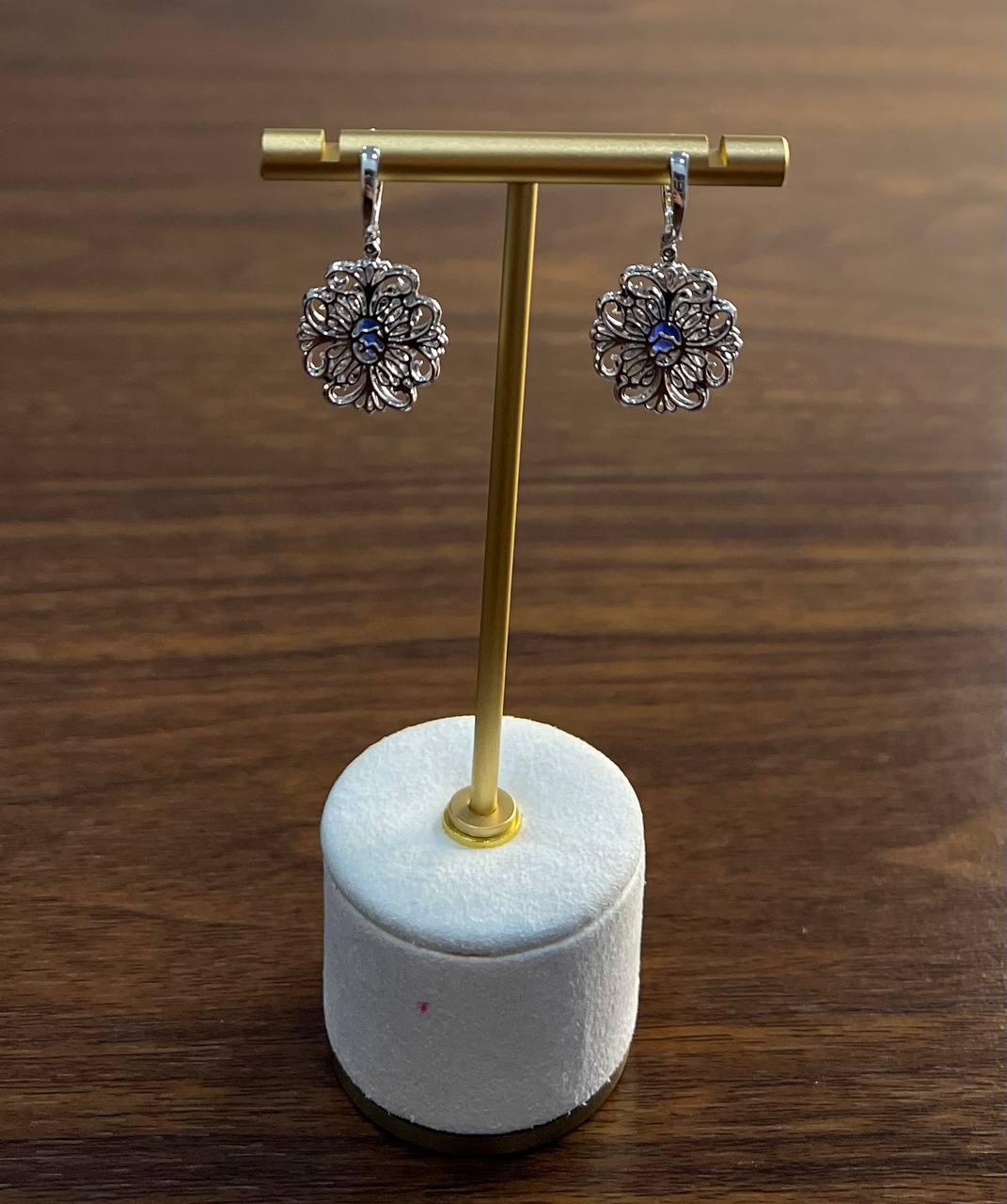 Orecchini a pergamena con zaffiro blu e diamanti bianchi, simbolo dell'oro bianco 14K in vendita 7