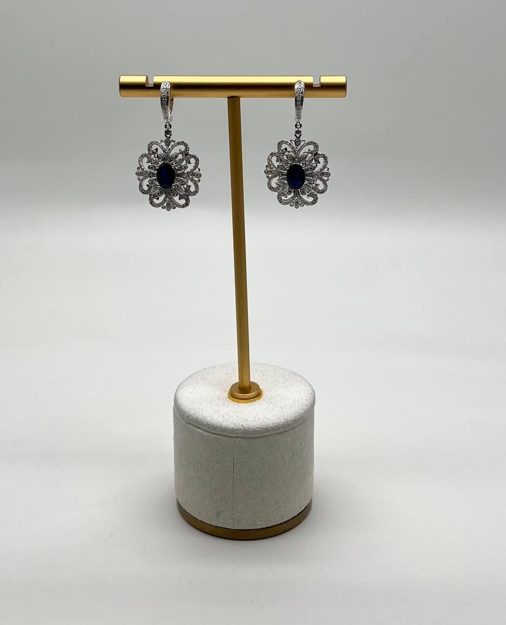 Questi sofisticati orecchini presentano uno zaffiro blu intenso al centro, incastonato in un intricato disegno a traforo.
Il design è ornato da una delicata filigrana che ne esalta l'eleganza complessiva.
Oro bianco 14K 
0,81 diamanti CTW
1.90 CTW