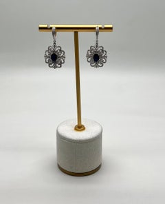 Statement-Schnörkelohrringe aus 14 Karat Weißgold mit blauem Saphir und weißen Diamanten als Symbol