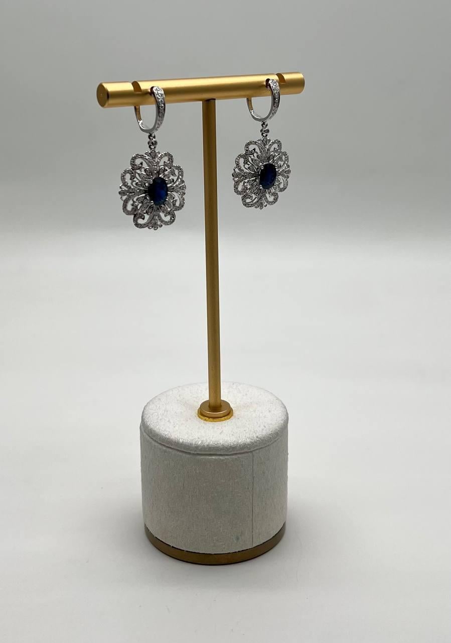 Taglio misto Orecchini a pergamena con zaffiro blu e diamanti bianchi, simbolo dell'oro bianco 14K in vendita