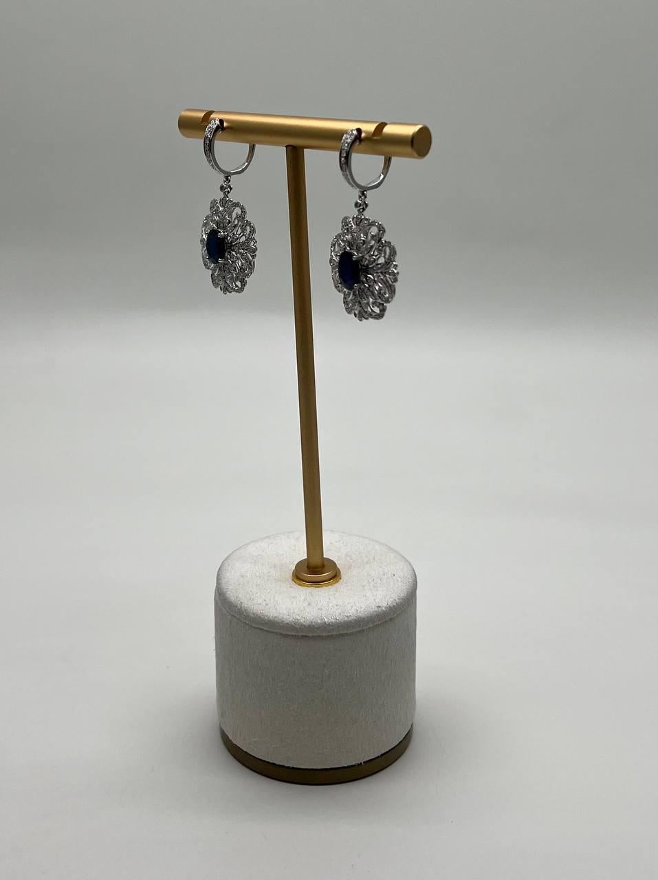 Orecchini a pergamena con zaffiro blu e diamanti bianchi, simbolo dell'oro bianco 14K In condizioni Nuovo in vendita a Oakton, VA
