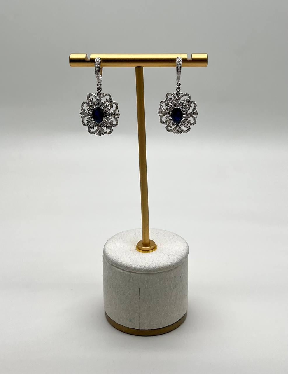 Donna Orecchini a pergamena con zaffiro blu e diamanti bianchi, simbolo dell'oro bianco 14K in vendita