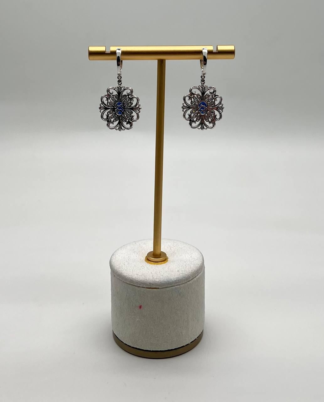 Orecchini a pergamena con zaffiro blu e diamanti bianchi, simbolo dell'oro bianco 14K in vendita 1