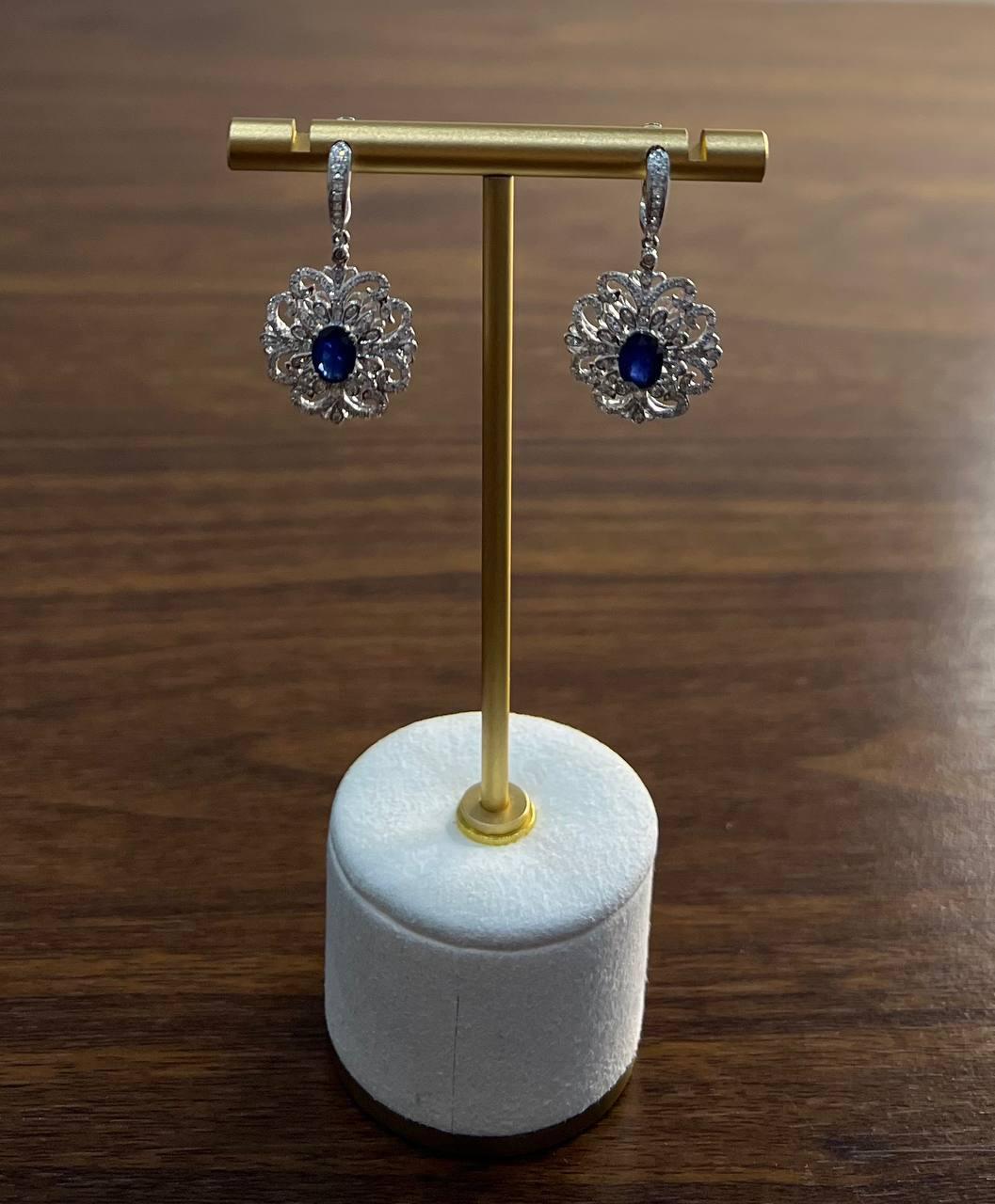 Orecchini a pergamena con zaffiro blu e diamanti bianchi, simbolo dell'oro bianco 14K in vendita 2
