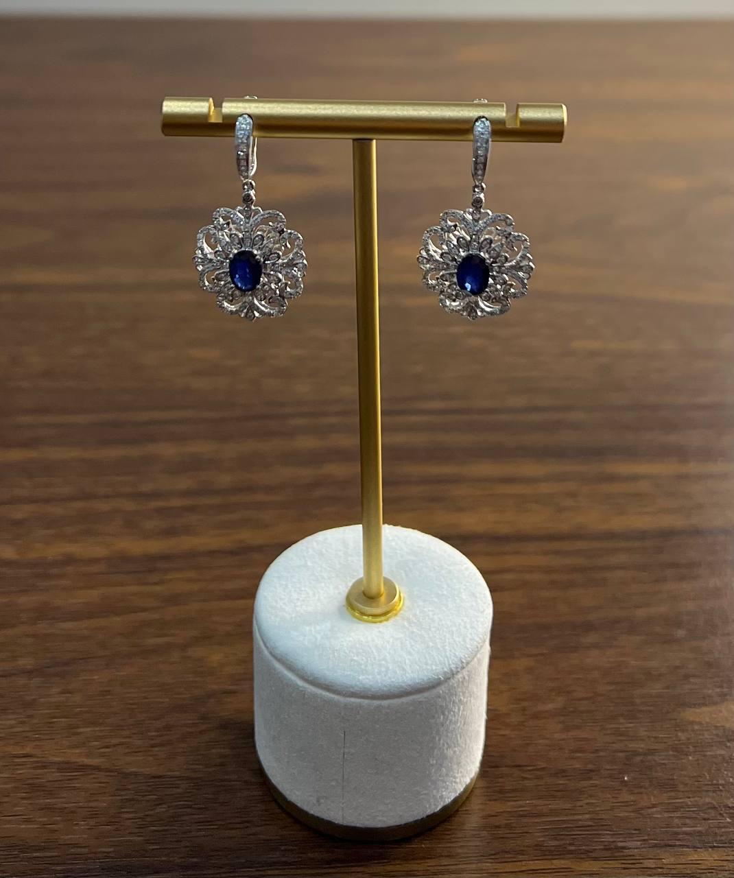 Orecchini a pergamena con zaffiro blu e diamanti bianchi, simbolo dell'oro bianco 14K in vendita 3