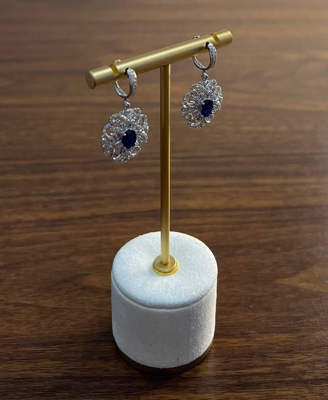 Orecchini a pergamena con zaffiro blu e diamanti bianchi, simbolo dell'oro bianco 14K in vendita 4