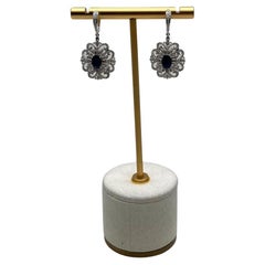 Statement-Schnörkelohrringe aus 14 Karat Weißgold mit blauem Saphir und weißen Diamanten als Symbol