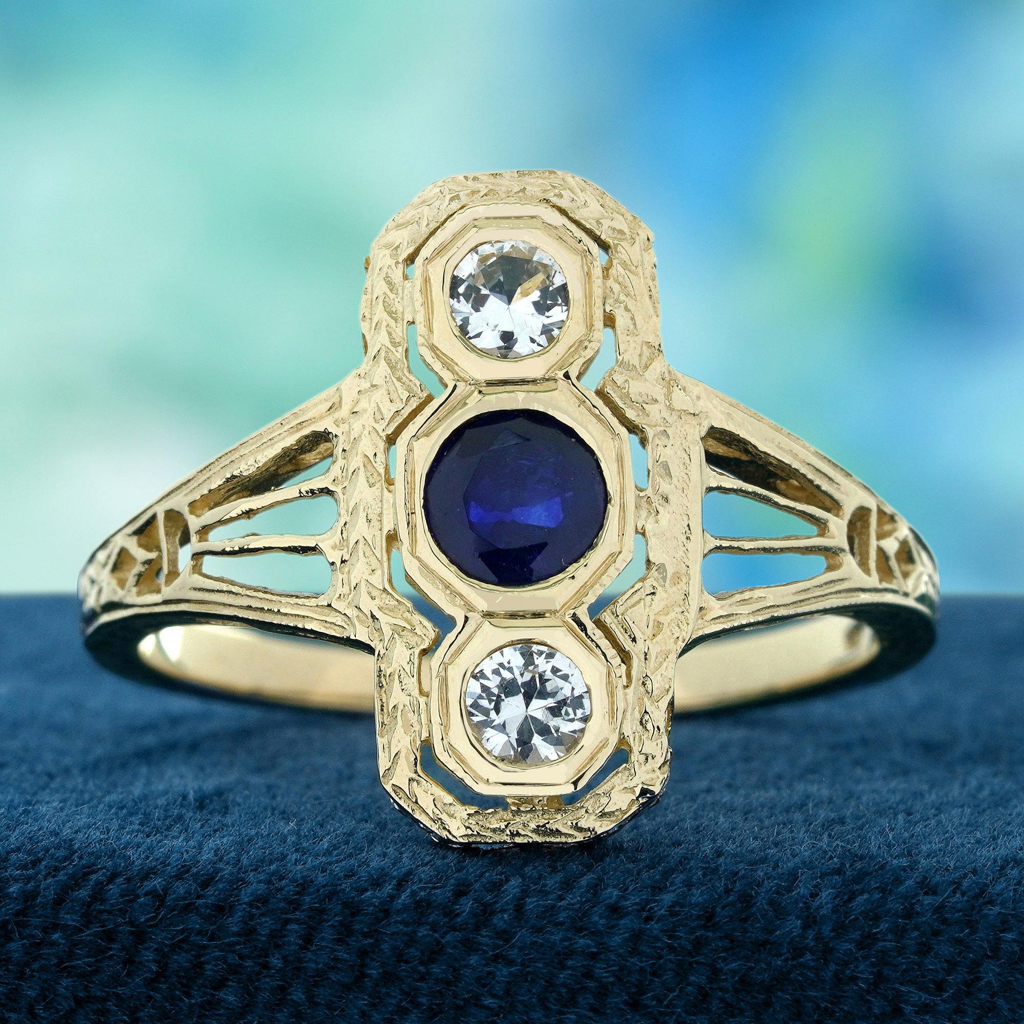 Este exquisito anillo de estilo vintage presenta tres impresionantes zafiros azules naturales en el centro, cada uno de ellos cuidadosamente engastado para crear un trío cautivador. La rica tonalidad azul de los zafiros se complementa