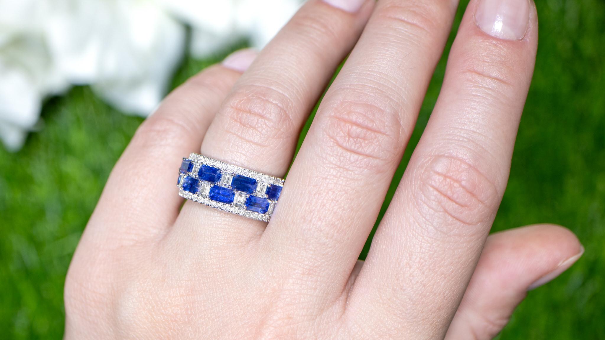 Contemporary Blue Sapphire Wide Band Ring Diamonds 4.62 Carats 18K Gold For Sale