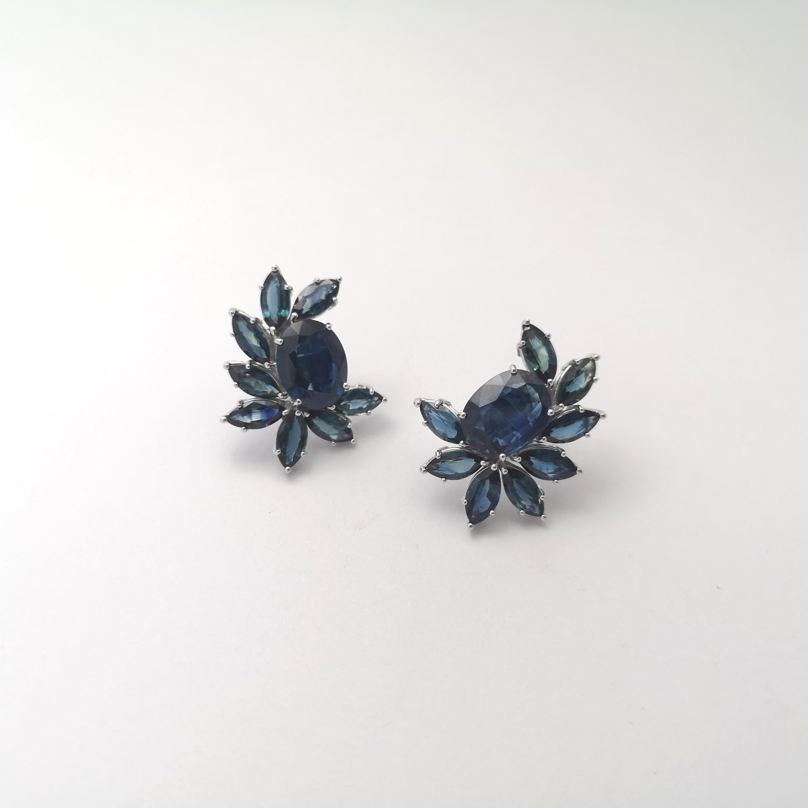 Orecchini con zaffiro blu e zaffiro blu con montatura in oro bianco 18K In condizioni Nuovo in vendita a Bangkok, TH