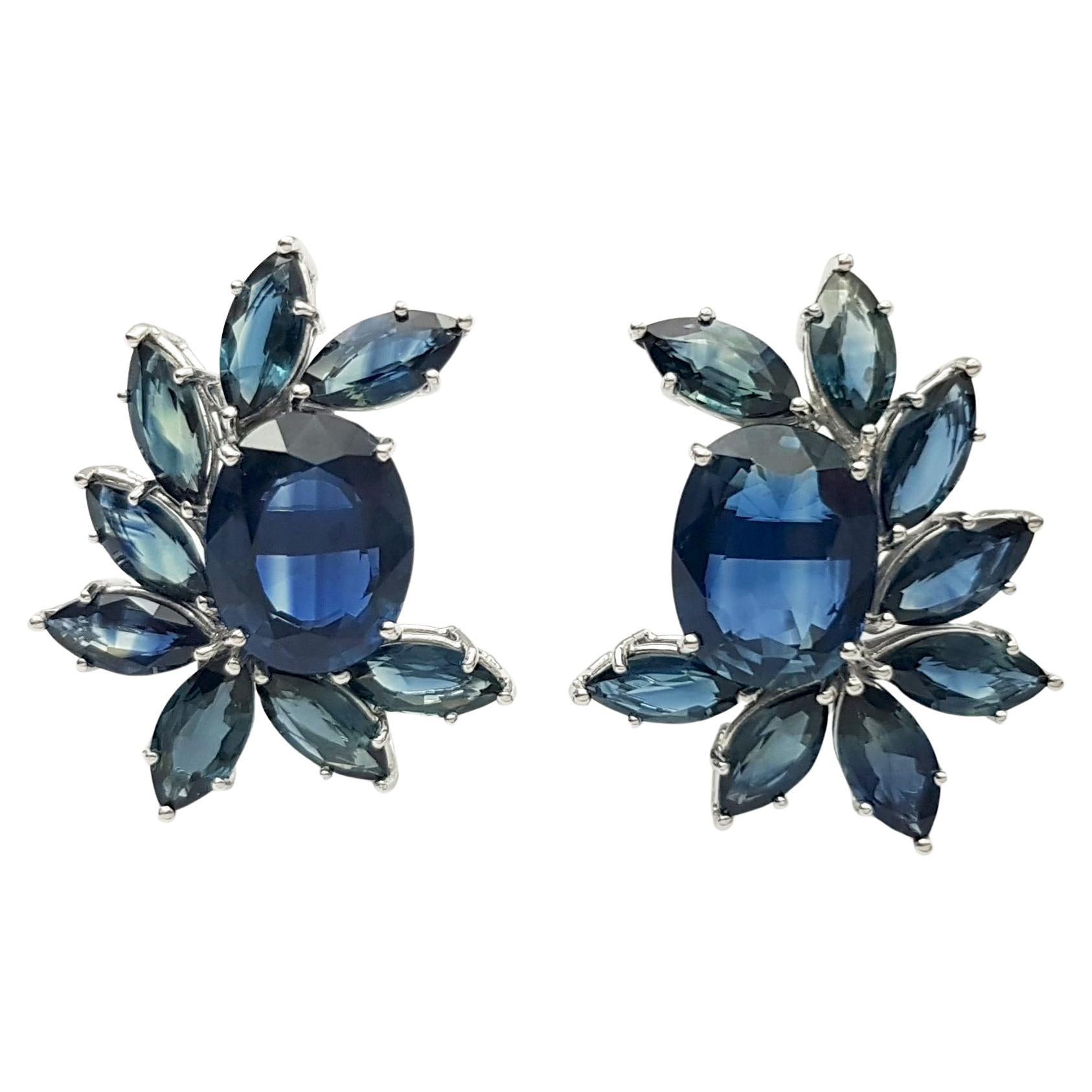 Orecchini con zaffiro blu e zaffiro blu con montatura in oro bianco 18K