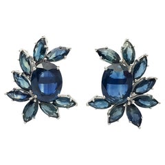 Orecchini con zaffiro blu e zaffiro blu con montatura in oro bianco 18K