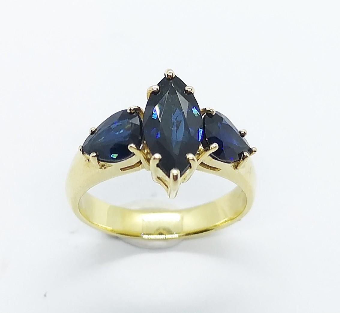 Saphir bleu 1,43 carats et saphir bleu 1,73 carats Bague en or 18 carats

Largeur : 1.6 cm
Longueur : 1,2 cm 
Taille de l'anneau : 53

