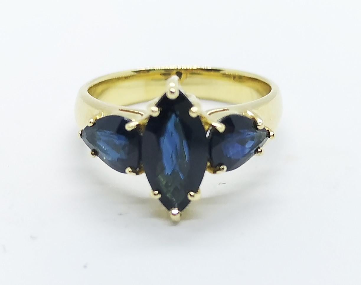 Taille Marquise Bague en or 18 carats avec saphirs bleus en vente