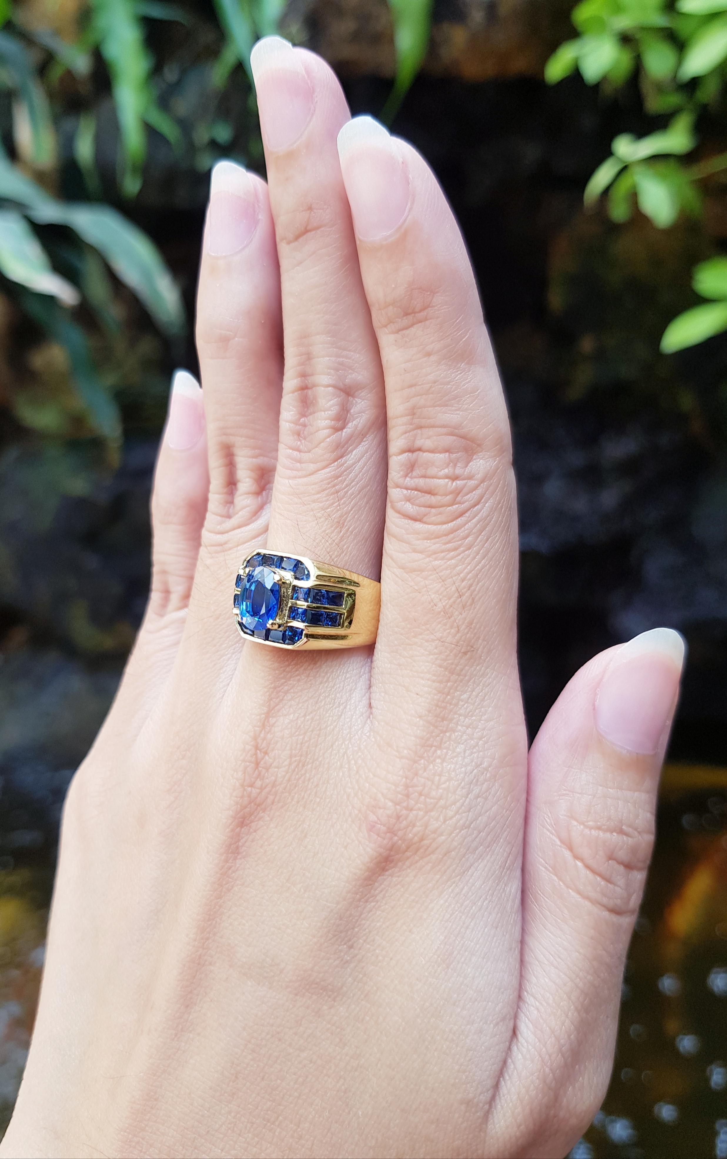 Contemporary Blue Sapphire with Blue Sapphire Ring Set in 18 Karat Gold Settings For Sale