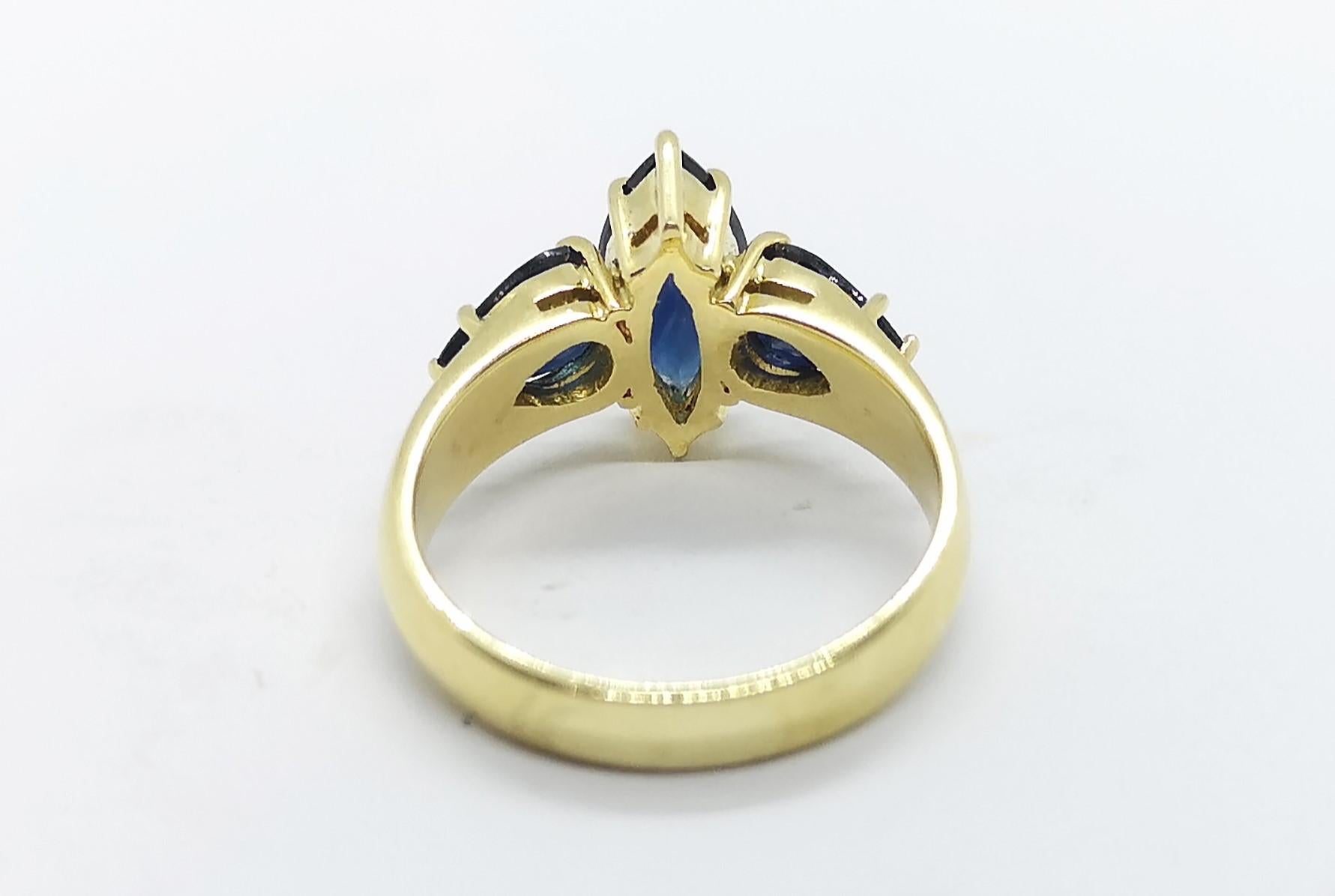 Blue Sapphire with Blue Sapphire Ring Set in 18 Karat Gold Settings In New Condition For Sale In Bangkok, TH
