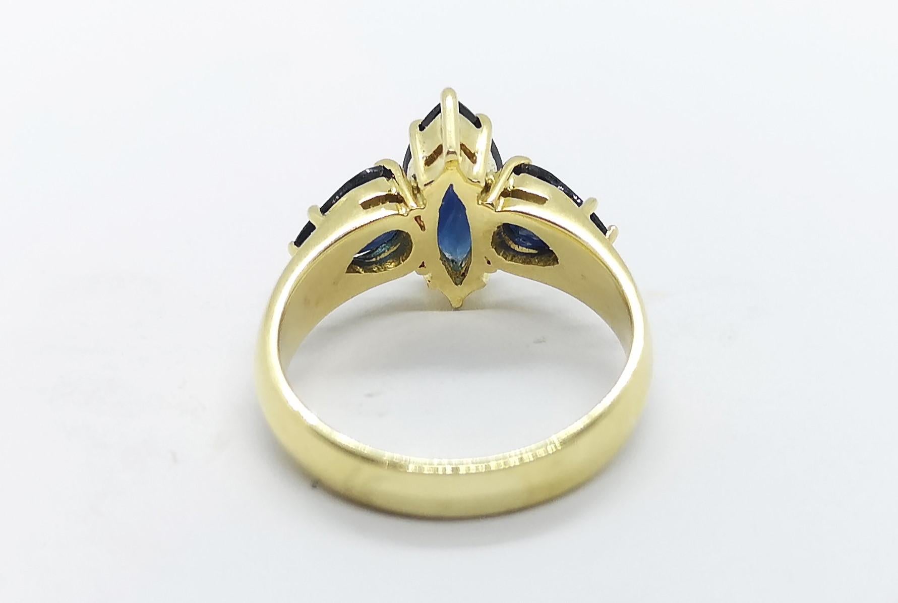 Bague en or 18 carats avec saphirs bleus Neuf - En vente à Bangkok, TH