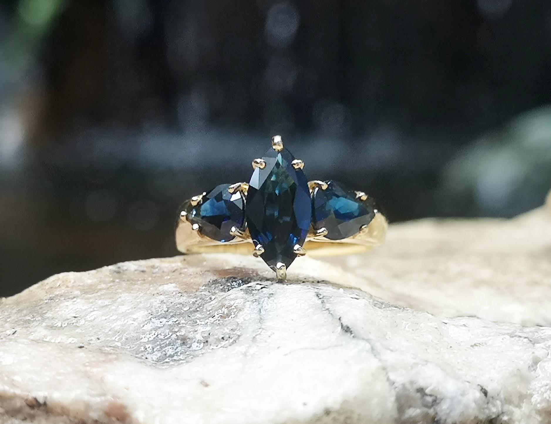 Bague en or 18 carats avec saphirs bleus Pour femmes en vente