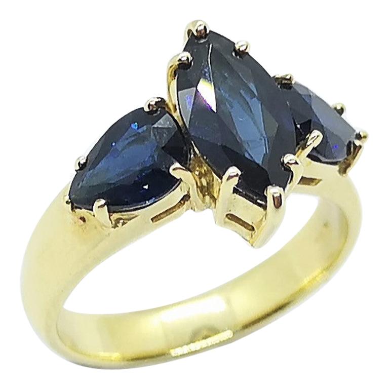 Ring mit blauem blauem Saphir und blauem Saphir in 18 Karat Goldfassung