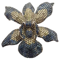 Broche/pendentif en argent serti d'un saphir bleu et d'un saphir brun en forme d'orchidée