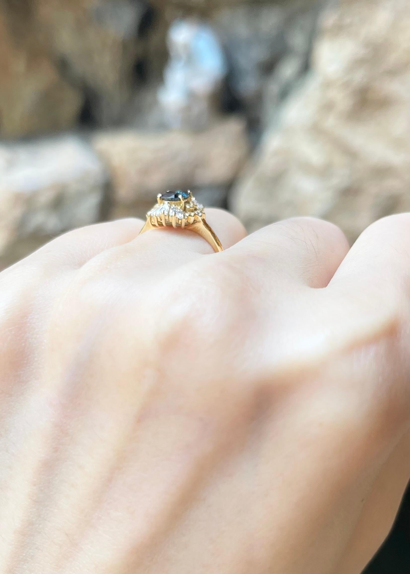 Bague en saphir bleu avec zirconia cubique sertie dans des montures en or 14 carats Neuf - En vente à Bangkok, TH