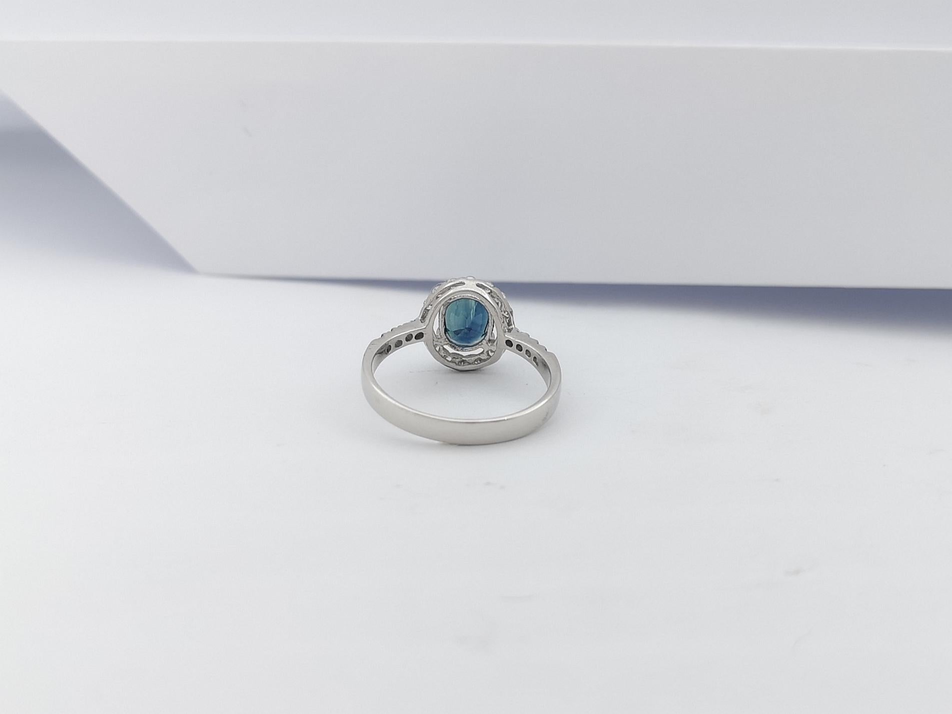 Bague en saphir bleu avec zirconia cubique sertie dans des montures en argent en vente 7