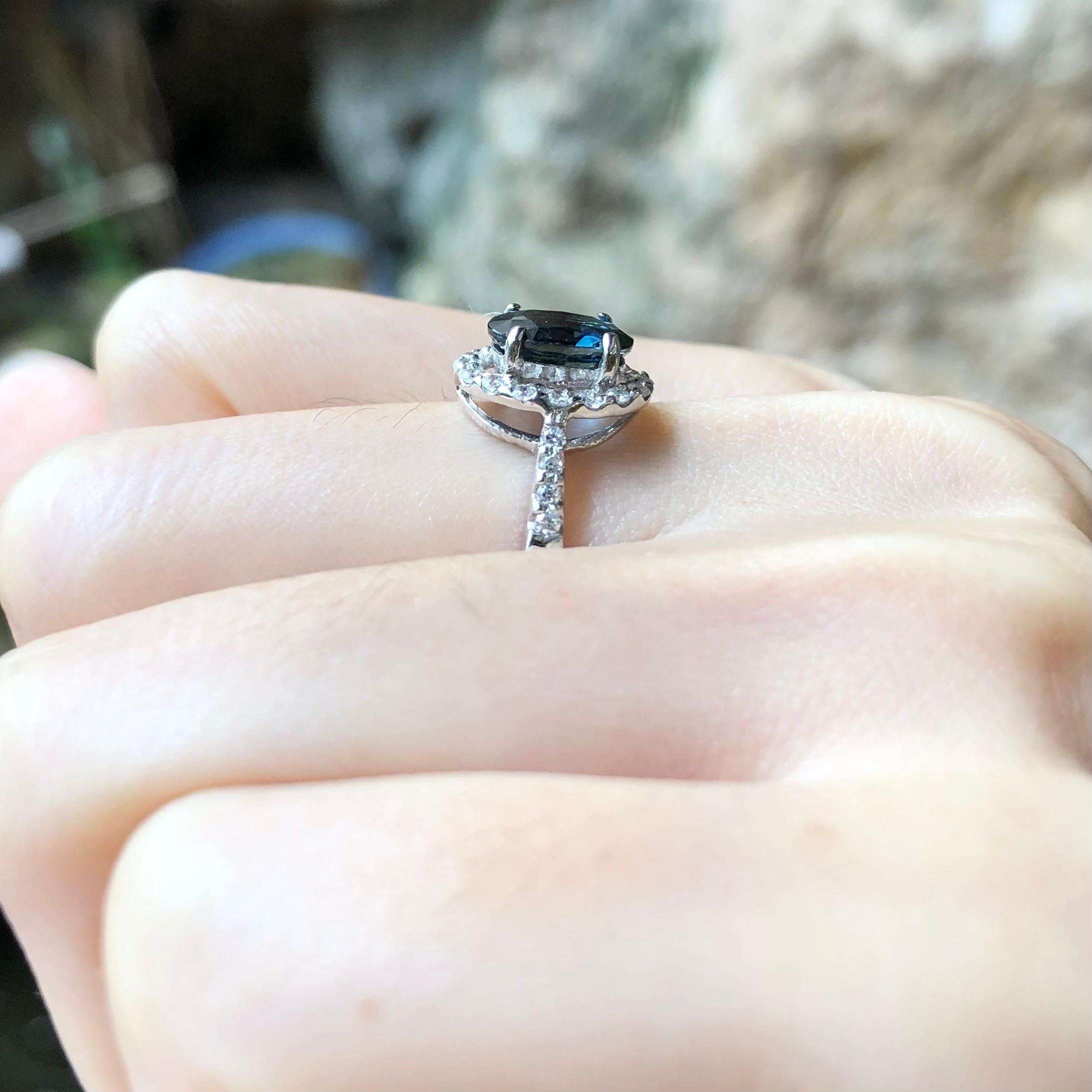 Ring mit blauem Saphir und kubischem Zirkon in Silberfassung (Ovalschliff) im Angebot