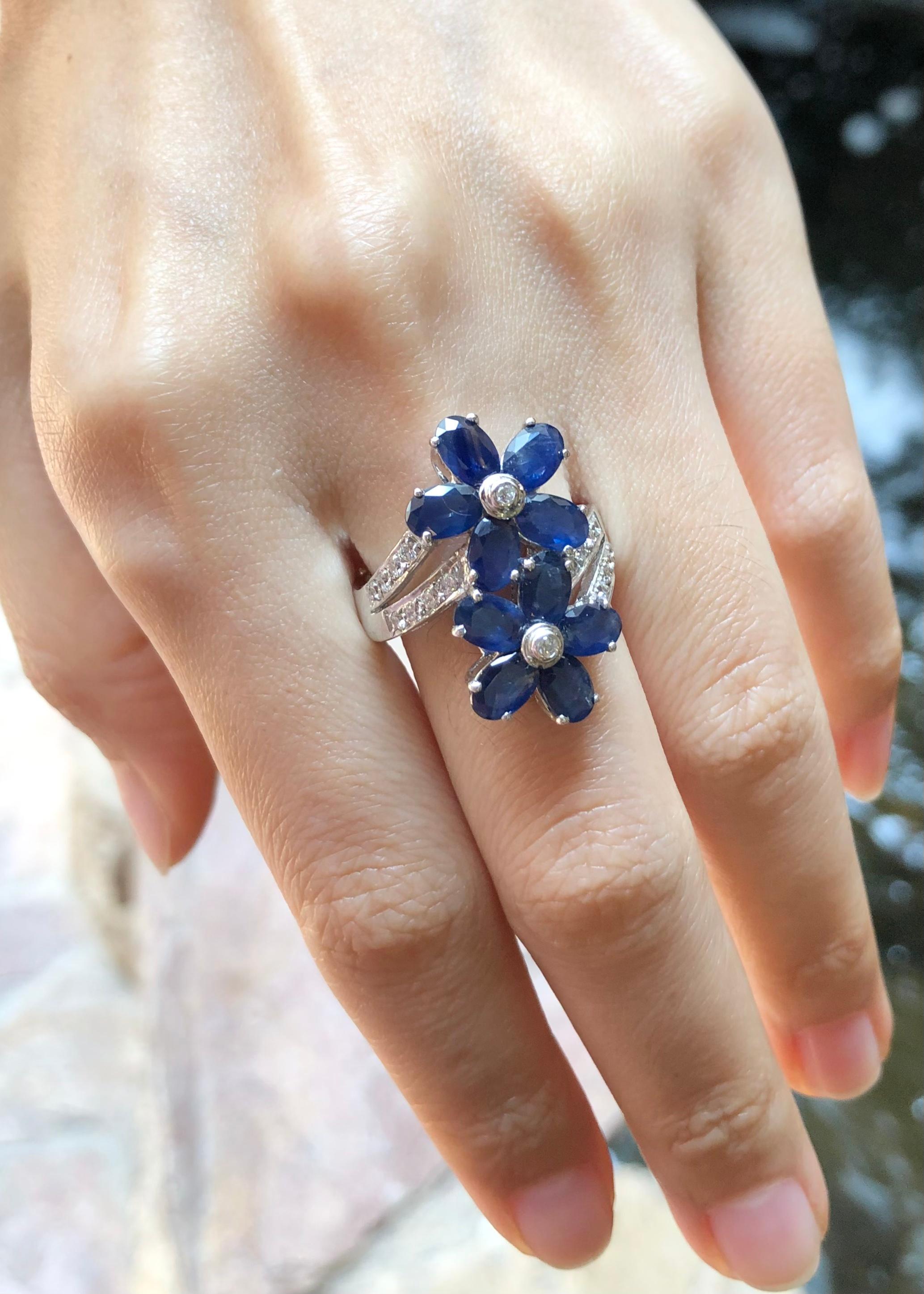 Blue Sapphire with Cubic Zirconia Ring set in Silver Settings In New Condition For Sale In Dusit, 10