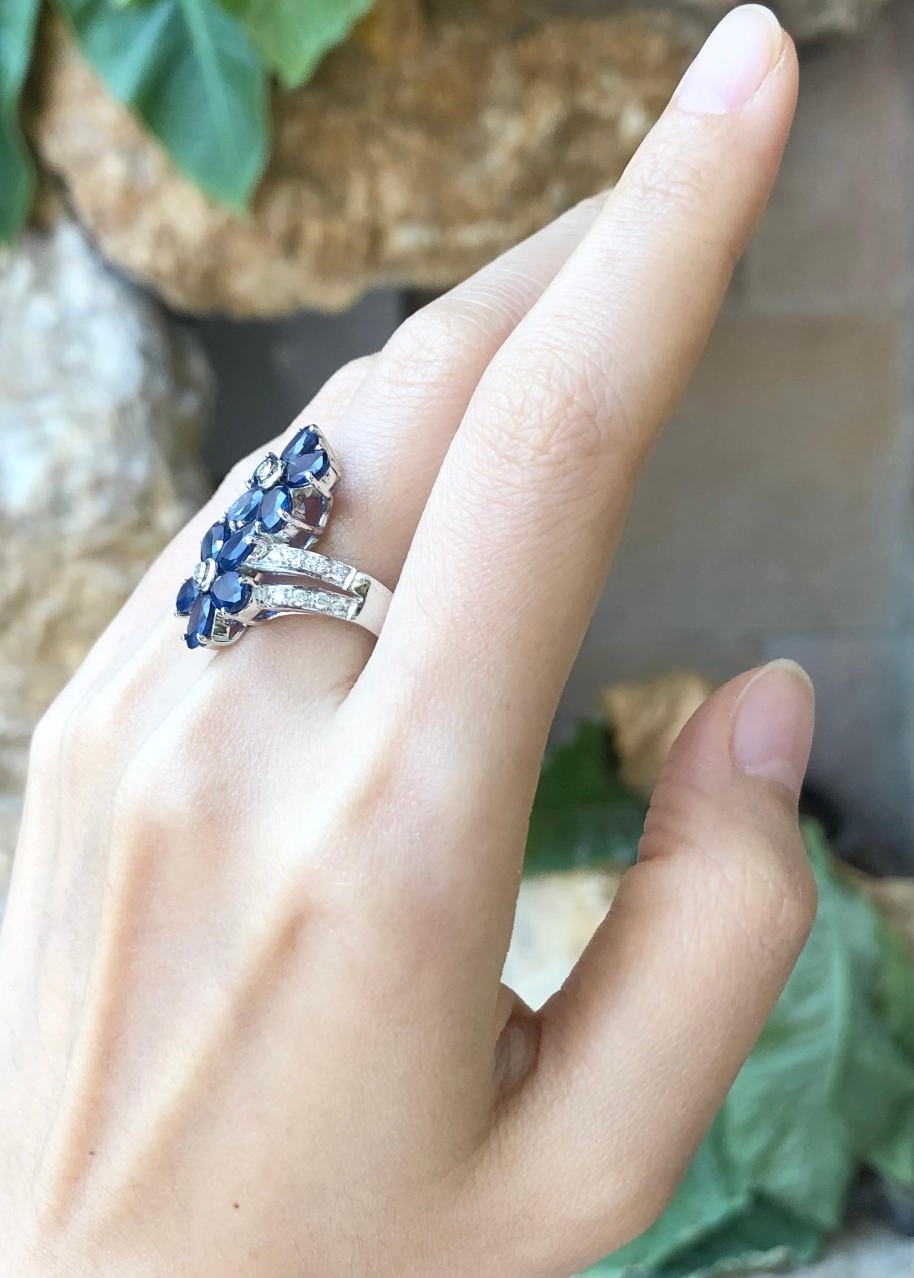 Ring mit blauem Saphir und kubischem Zirkon in Silberfassung Damen im Angebot