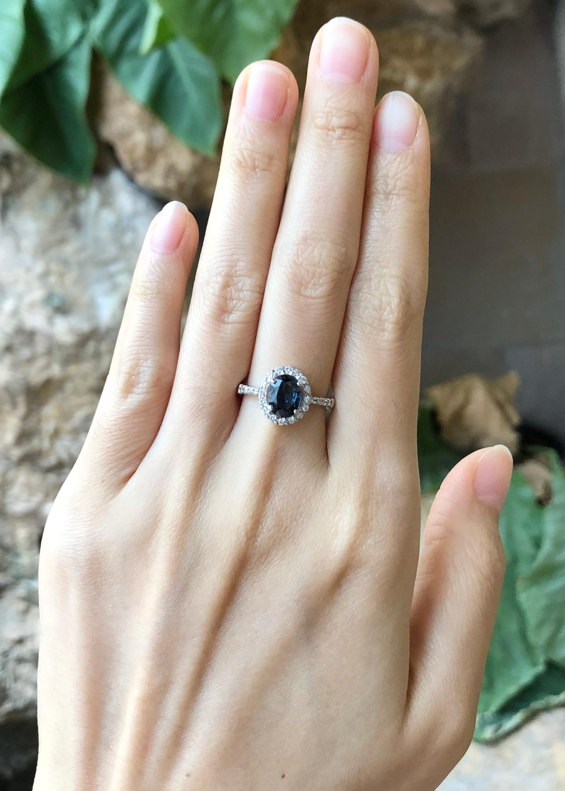 Ring mit blauem Saphir und kubischem Zirkon in Silberfassung Damen im Angebot