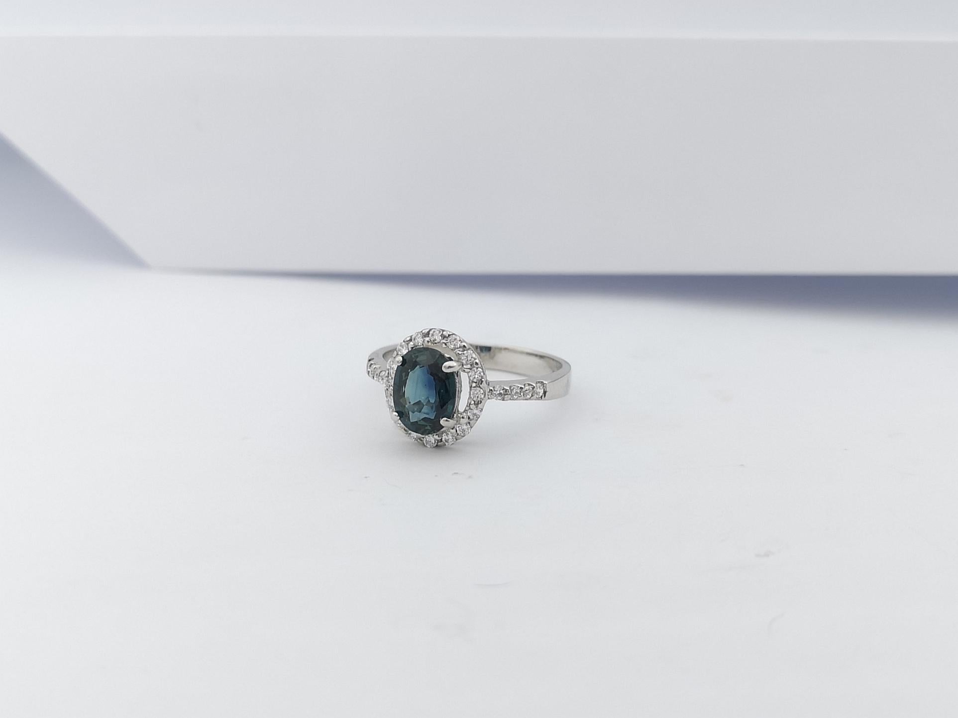 Bague en saphir bleu avec zirconia cubique sertie dans des montures en argent en vente 3