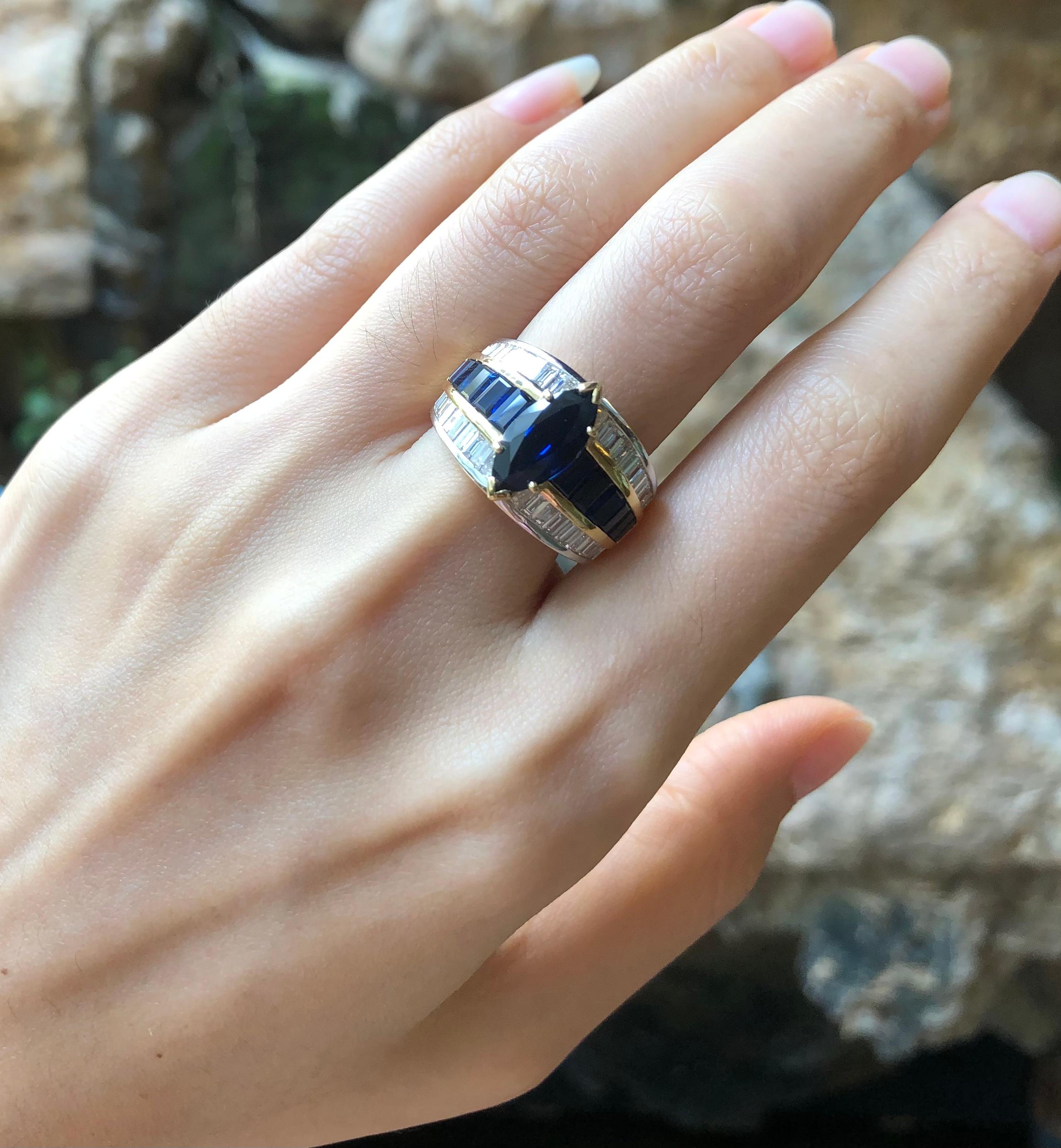 Contemporary Blue Sapphire with Diamond and Blue Sapphire Ring Set in 18 Karat Gold Settings For Sale