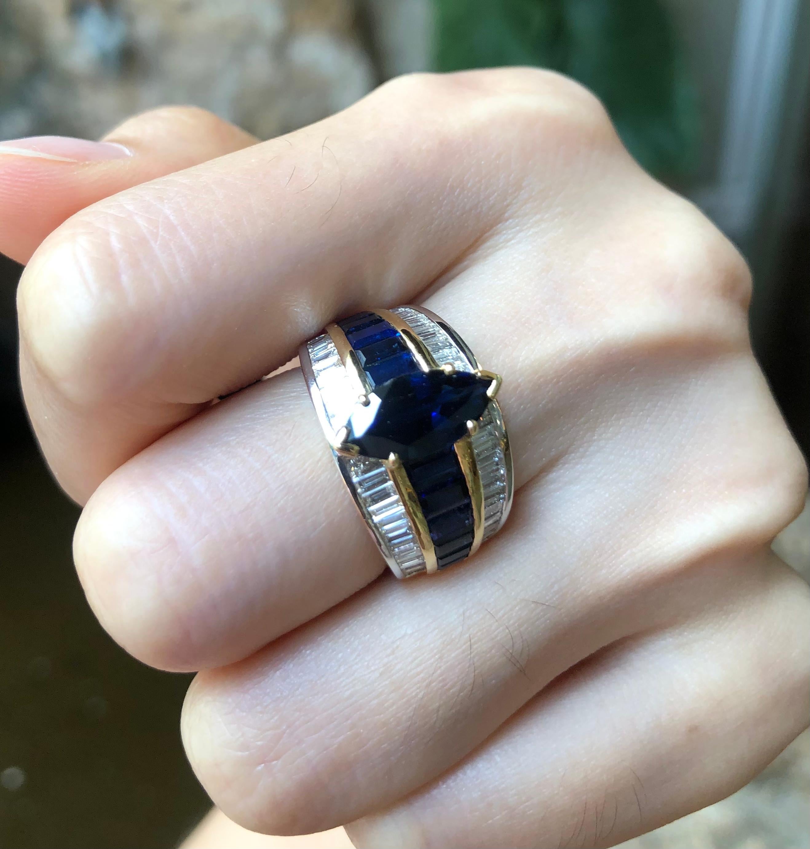 Contemporary Blue Sapphire with Diamond and Blue Sapphire Ring Set in 18 Karat Gold Settings For Sale