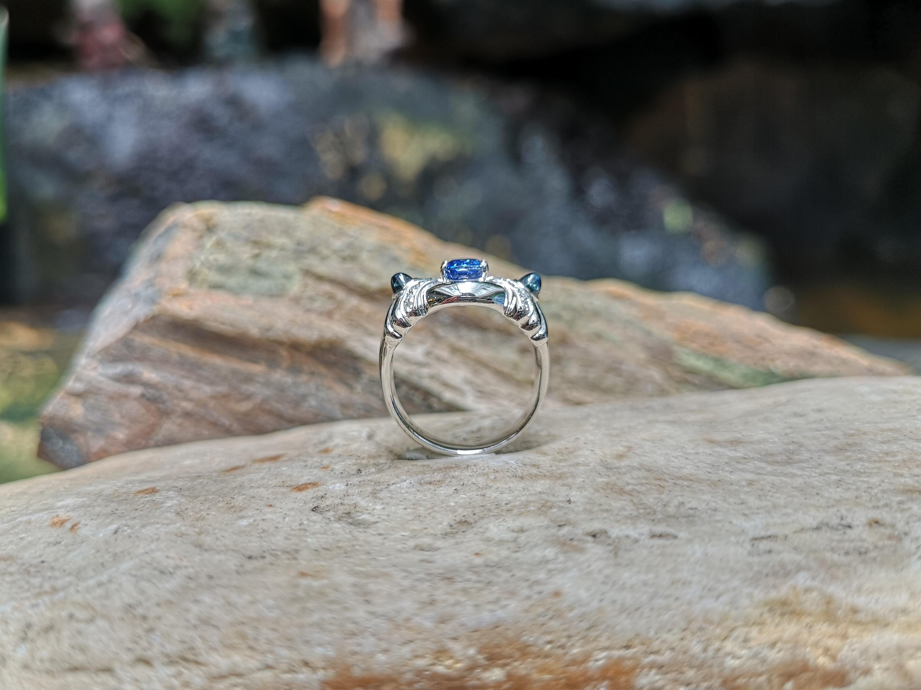 Blue Sapphire with Diamond and Cabochon Blue Sapphire Ring 18 Karat White Gold For Sale 4