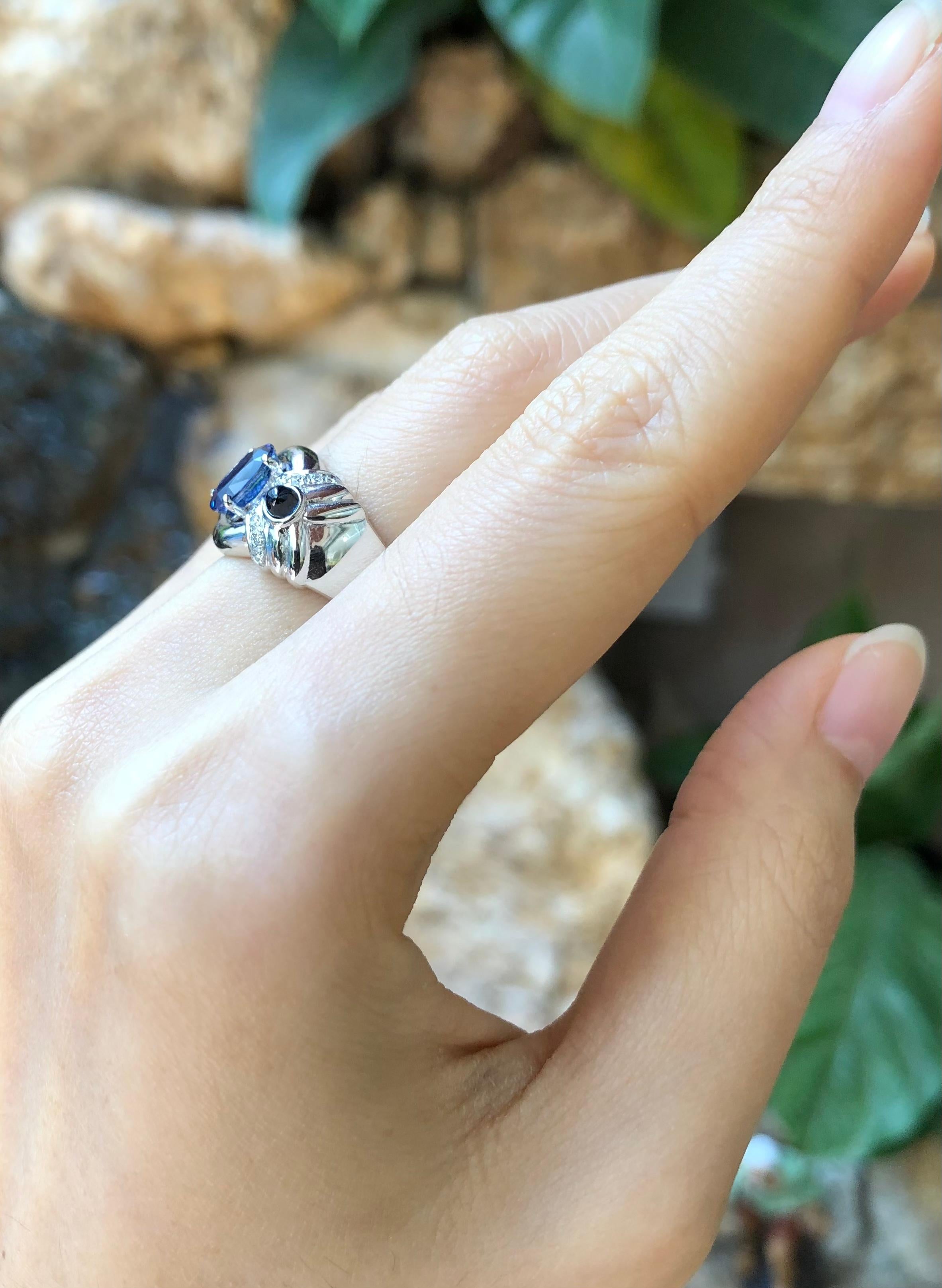 Women's or Men's Blue Sapphire with Diamond and Cabochon Blue Sapphire Ring 18 Karat White Gold For Sale
