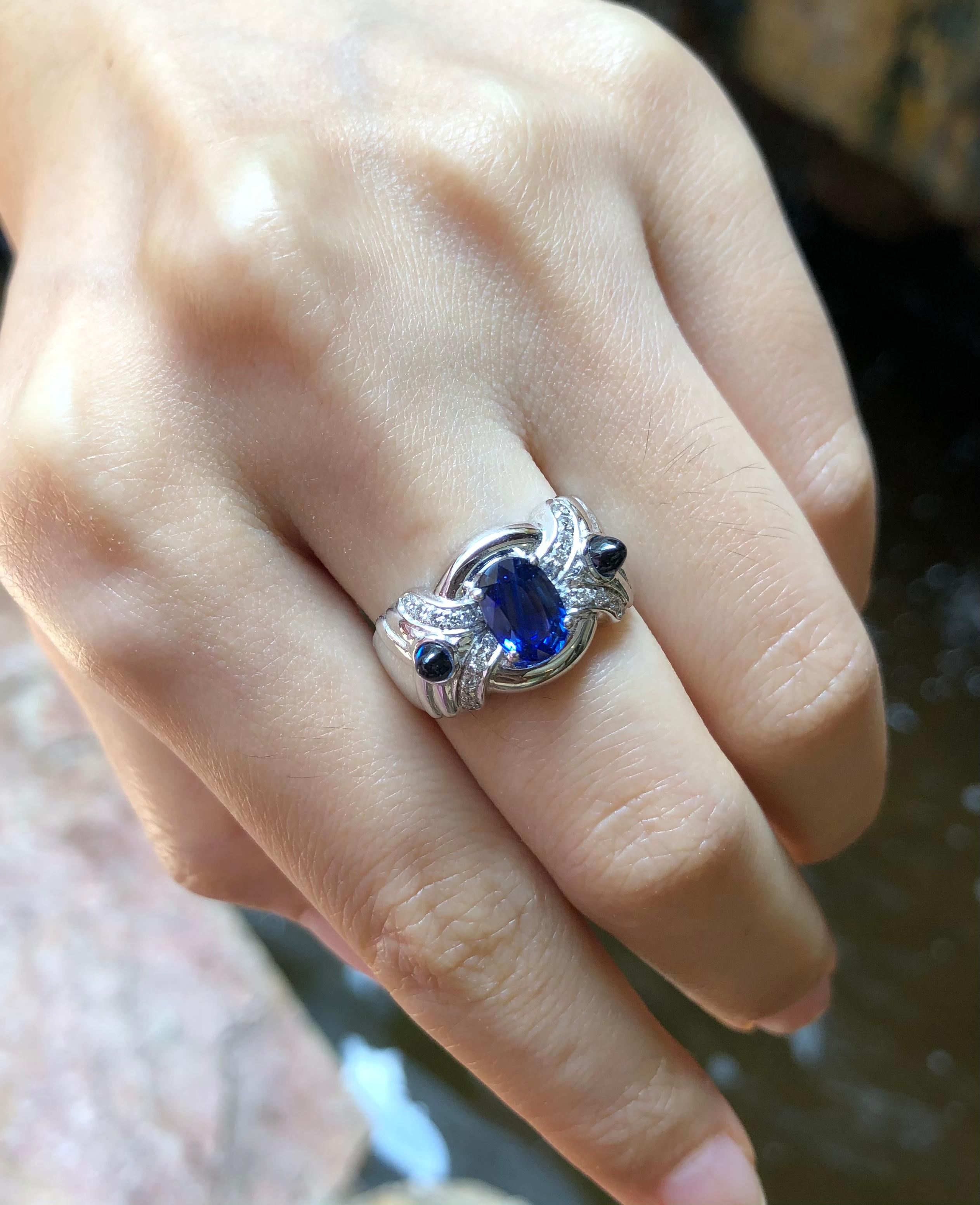 Blue Sapphire with Diamond and Cabochon Blue Sapphire Ring 18 Karat White Gold For Sale 1