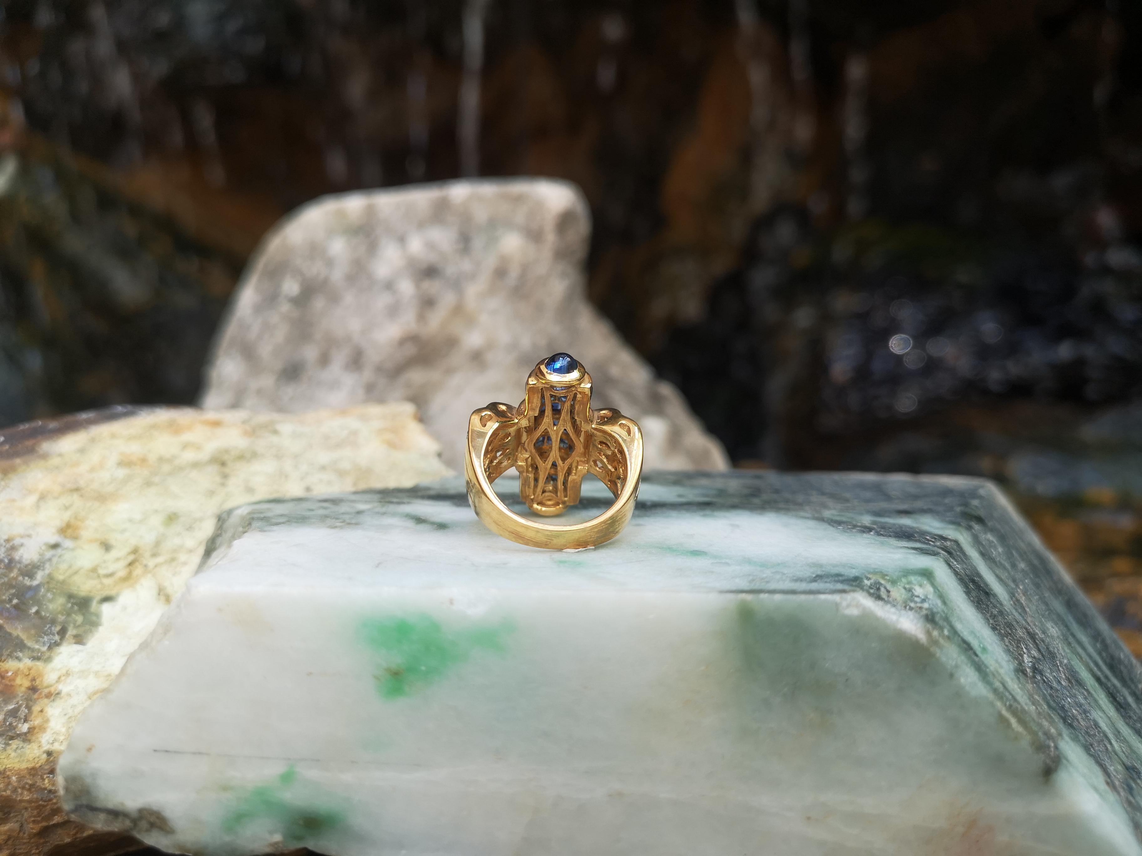 Ring mit blauem Blauem Saphir mit Diamant und blauem Saphir im Cabochon-Schliff aus 18 Karat Gold im Angebot 2