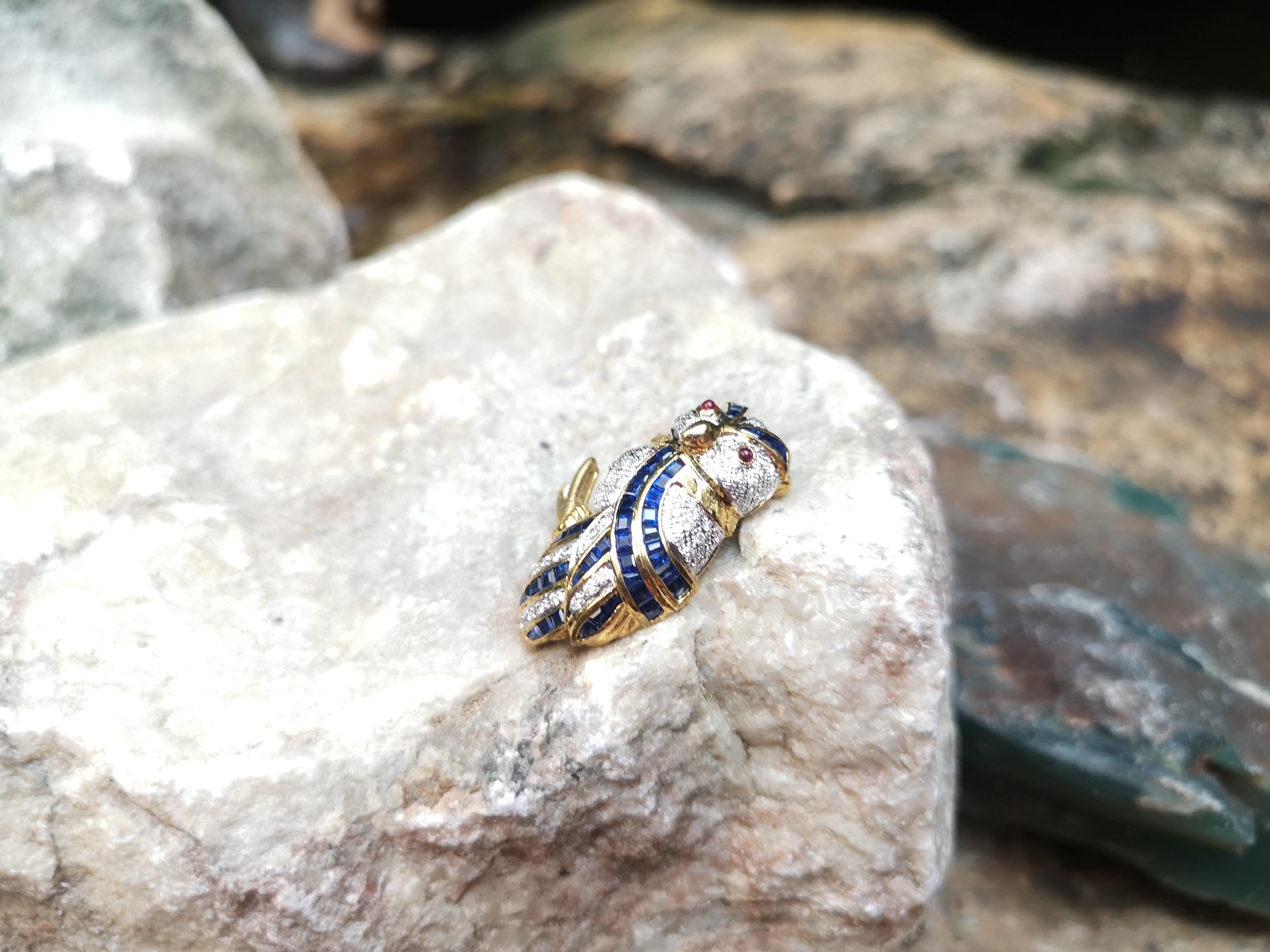 Eulenbrosche aus 18 Karat Gold mit blauem Saphir mit Diamant und Rubin in Fassungen im Zustand „Neu“ im Angebot in Bangkok, TH