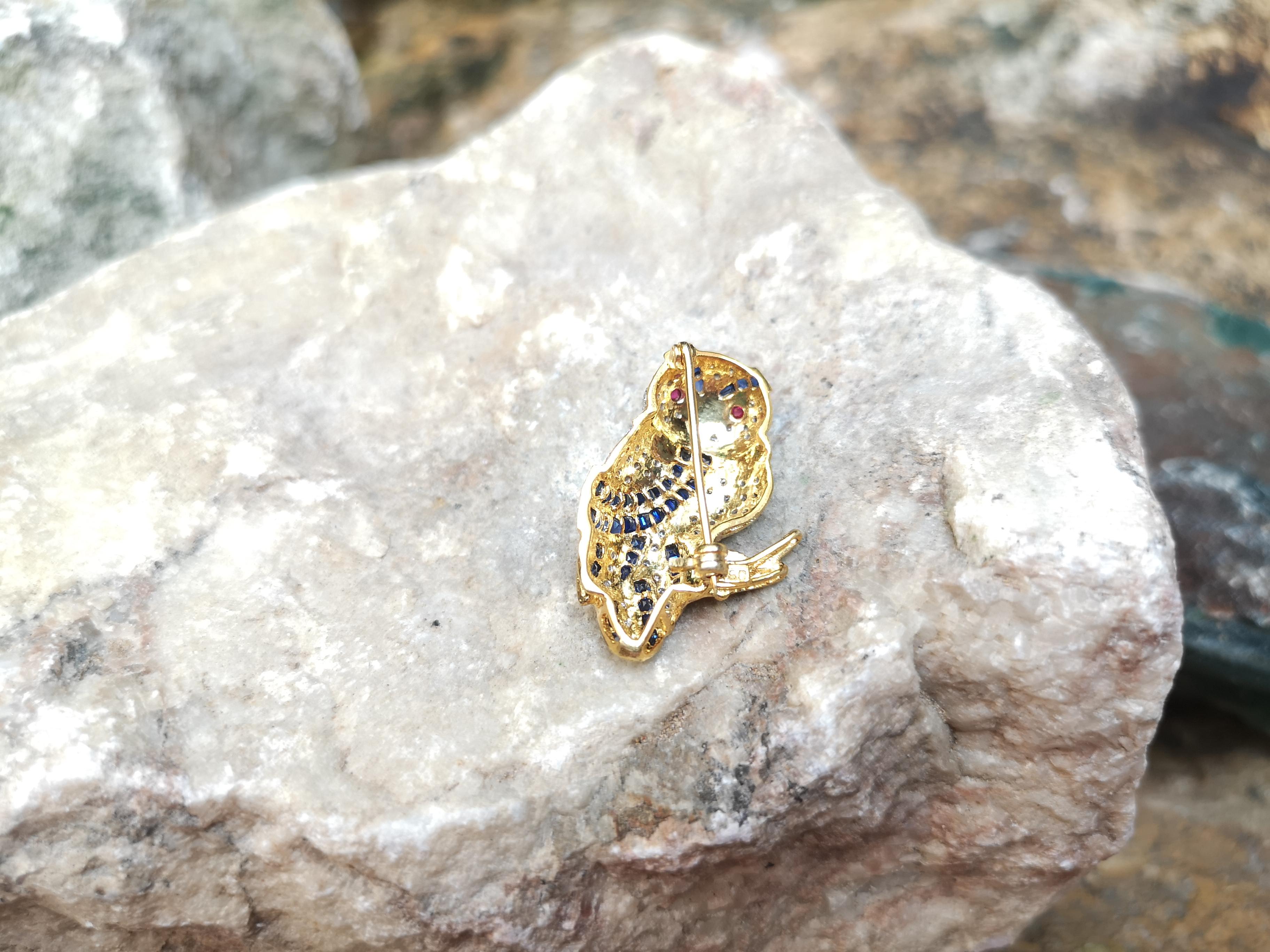 Eulenbrosche aus 18 Karat Gold mit blauem Saphir mit Diamant und Rubin in Fassungen für Damen oder Herren im Angebot
