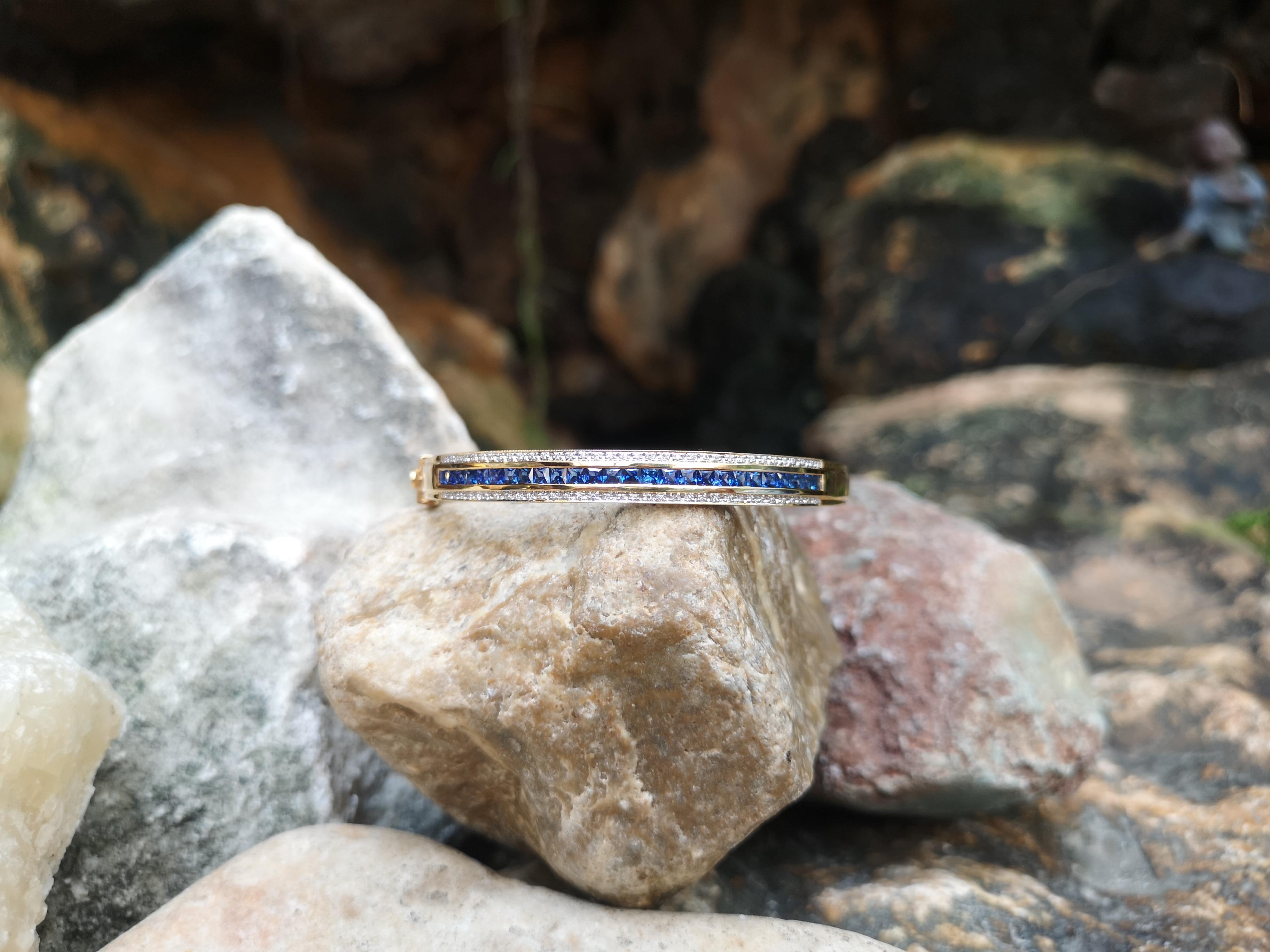 Blauer Saphir mit Diamant-Armreif in 18 Karat Goldfassungen gefasst (Zeitgenössisch) im Angebot