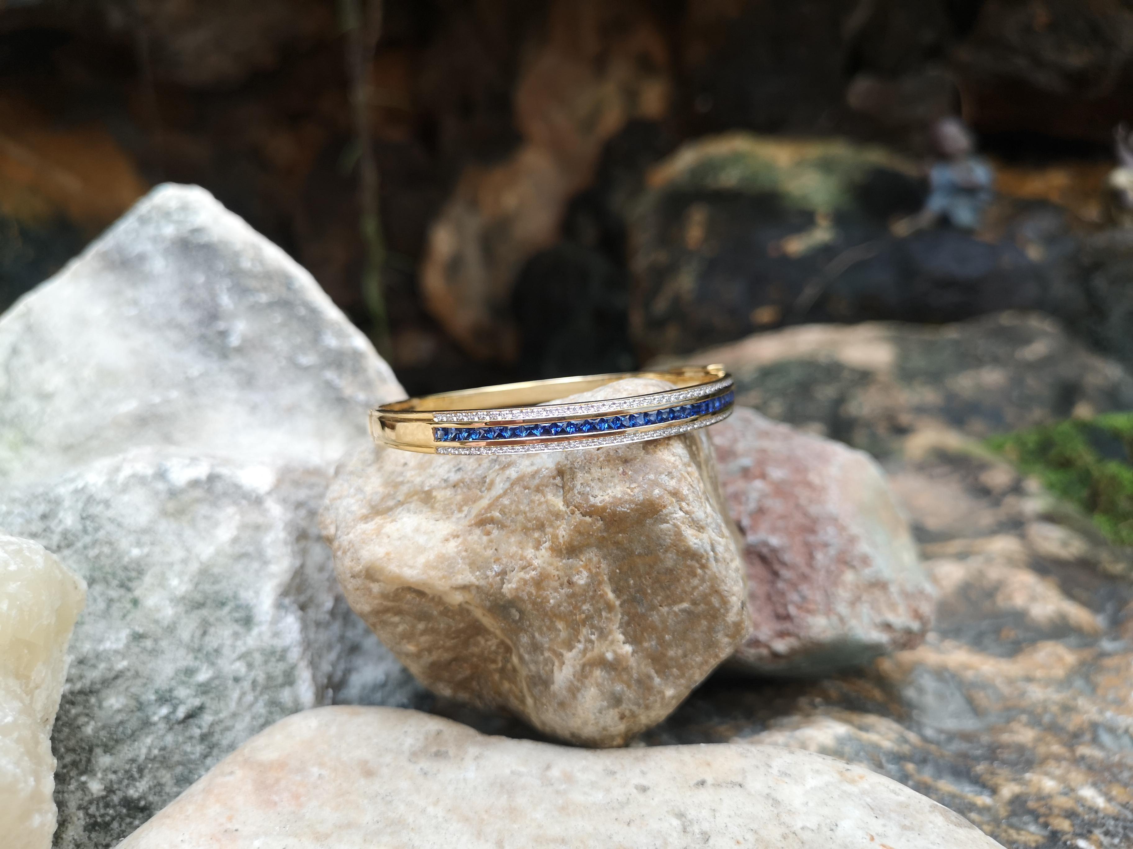 Blue Sapphire with Diamond Bangle Set in 18 Karat Gold Settings In New Condition For Sale In Bangkok, TH