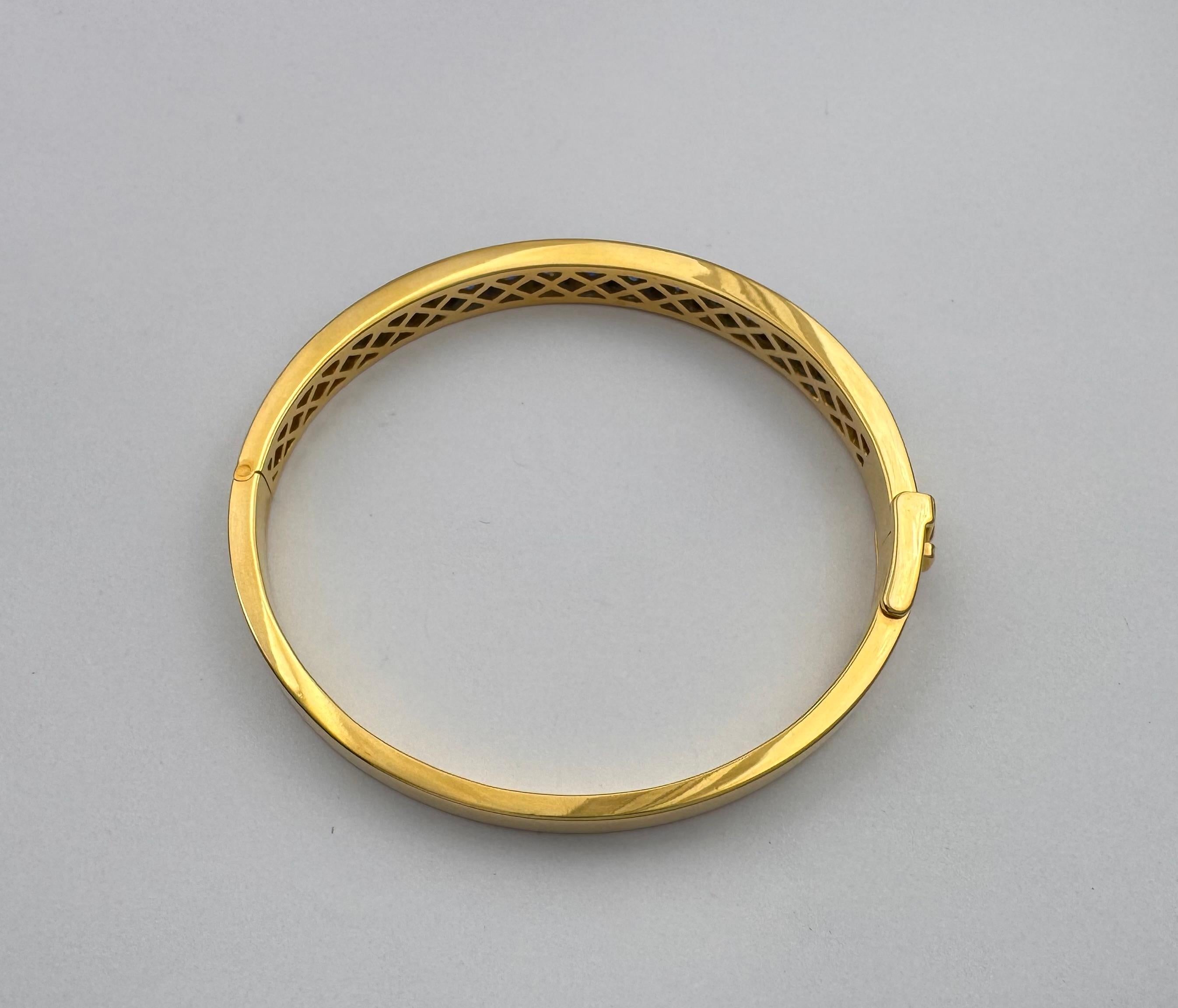 Blue Sapphire with Diamond Bangle set in 18K Gold Setting in vendita 4