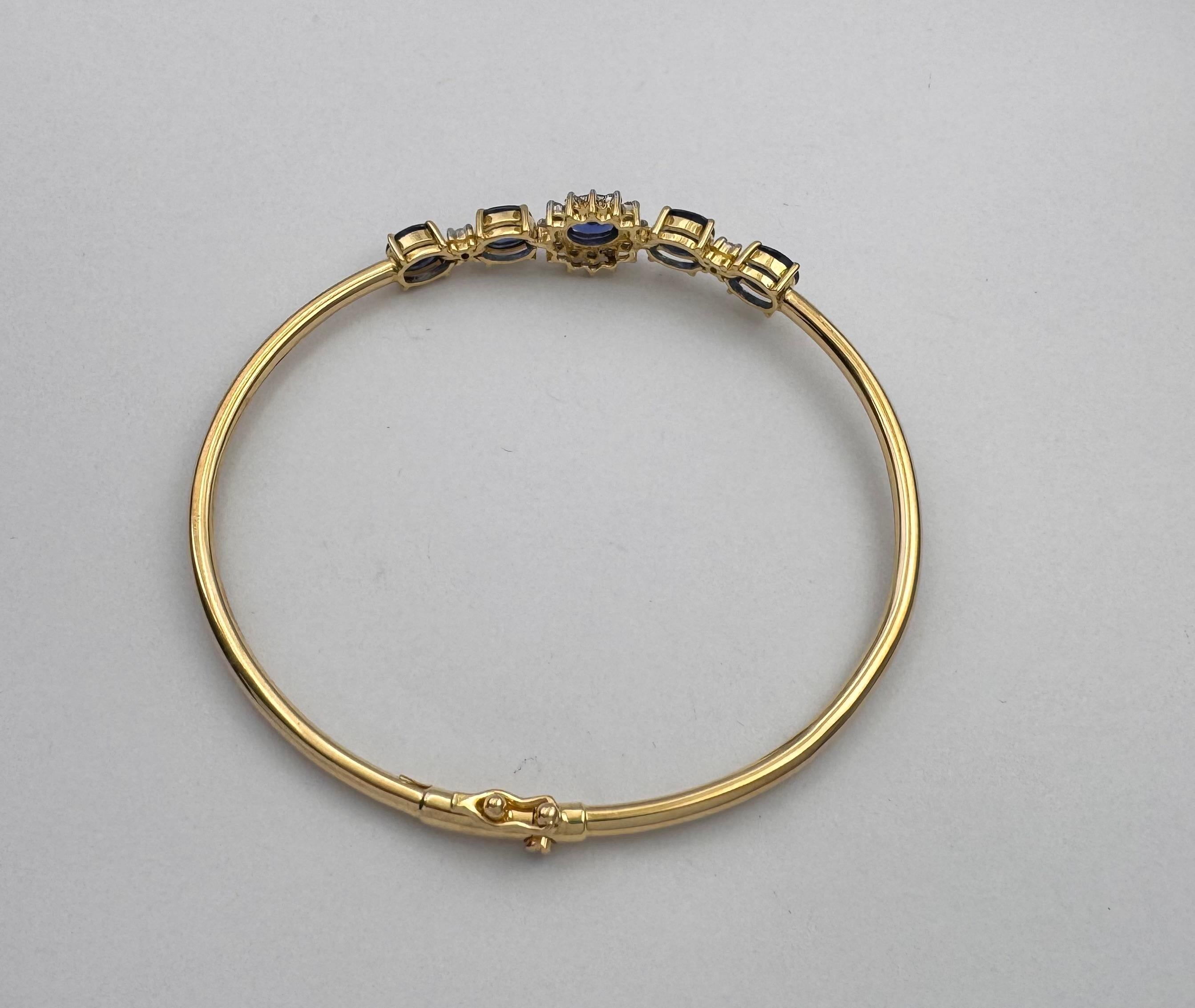 Blue Sapphire with Diamond Bangle set in 18K Gold Setting in vendita 4