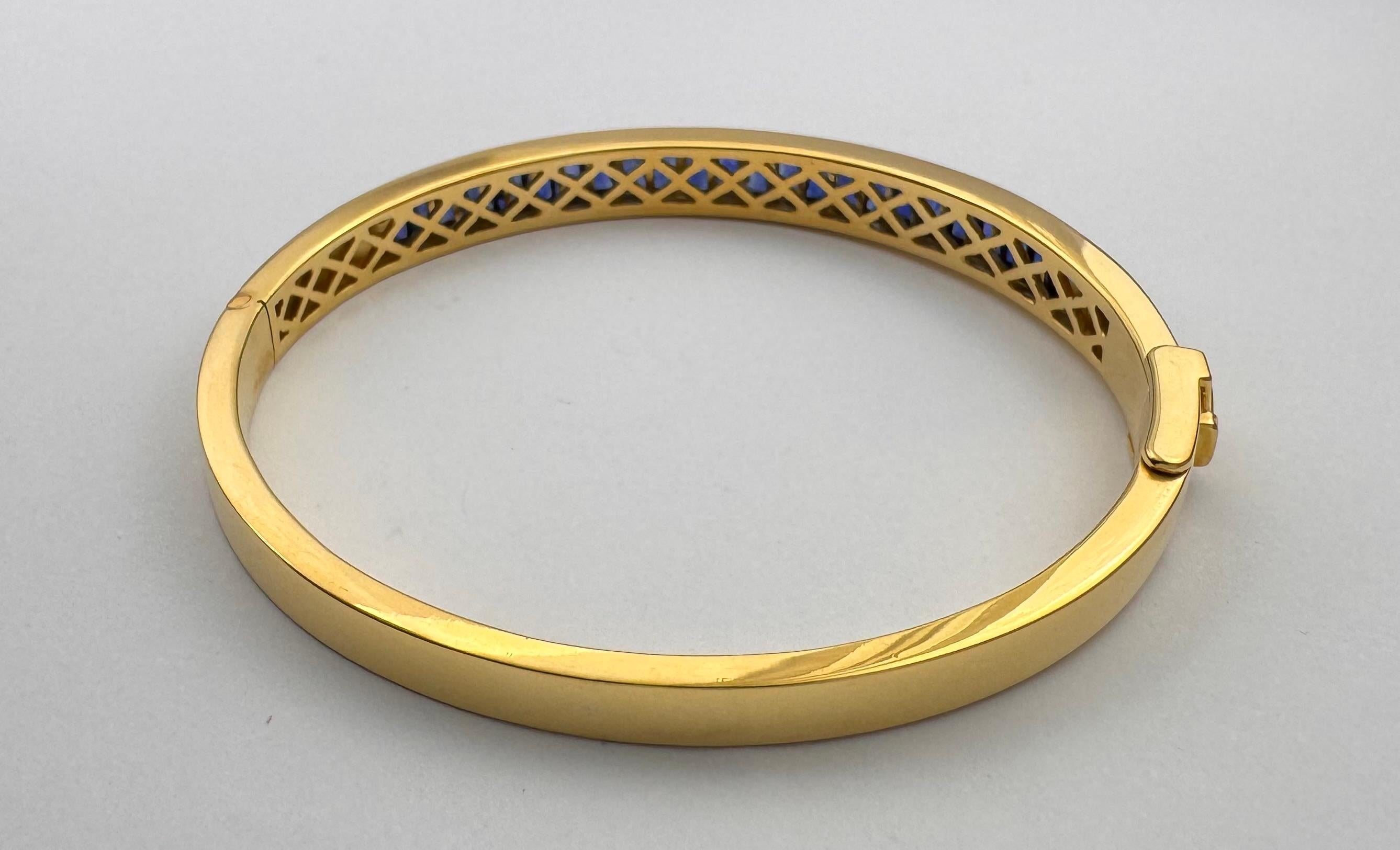 Blue Sapphire with Diamond Bangle set in 18K Gold Setting in vendita 5