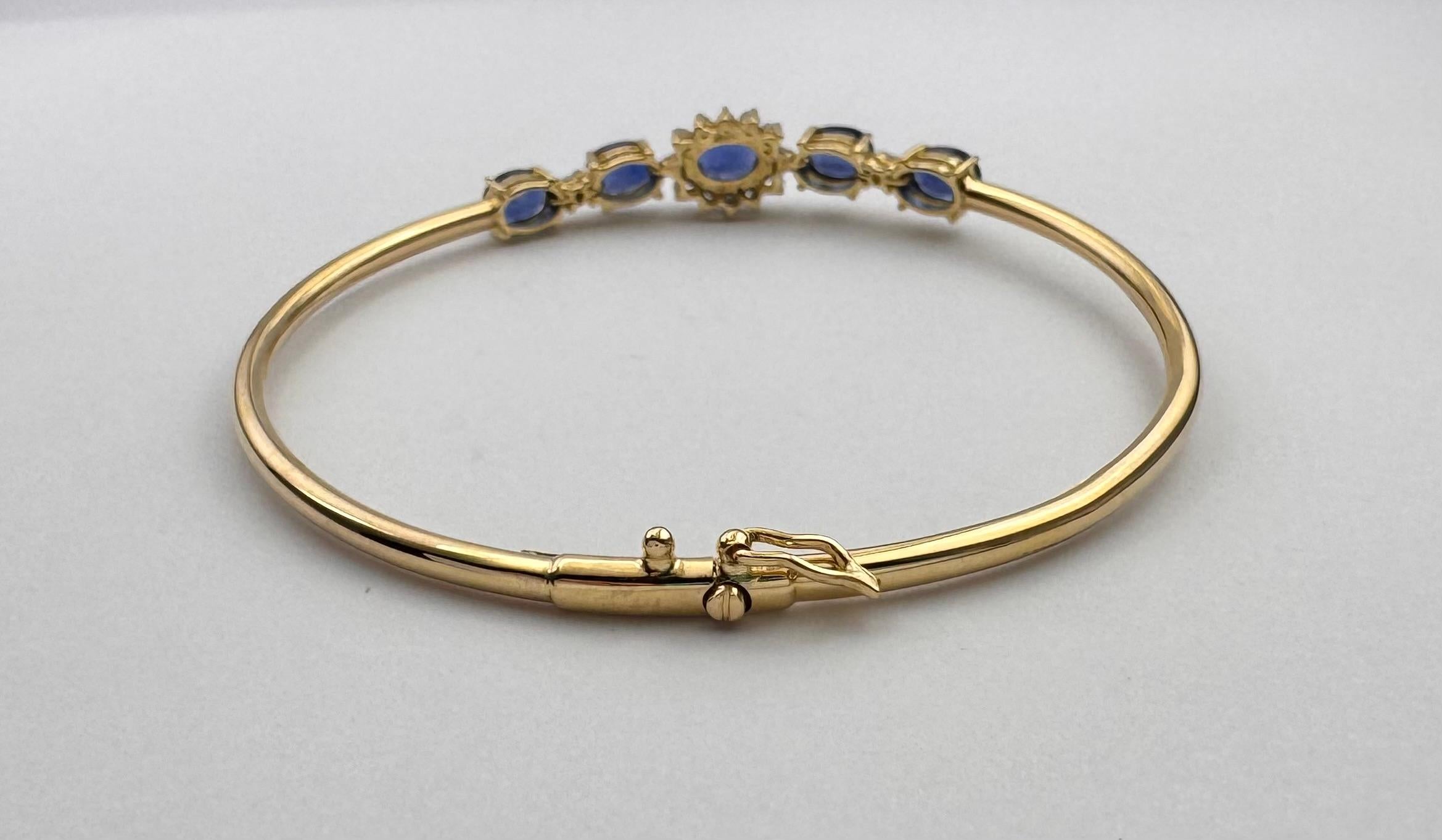Blue Sapphire with Diamond Bangle set in 18K Gold Setting in vendita 5