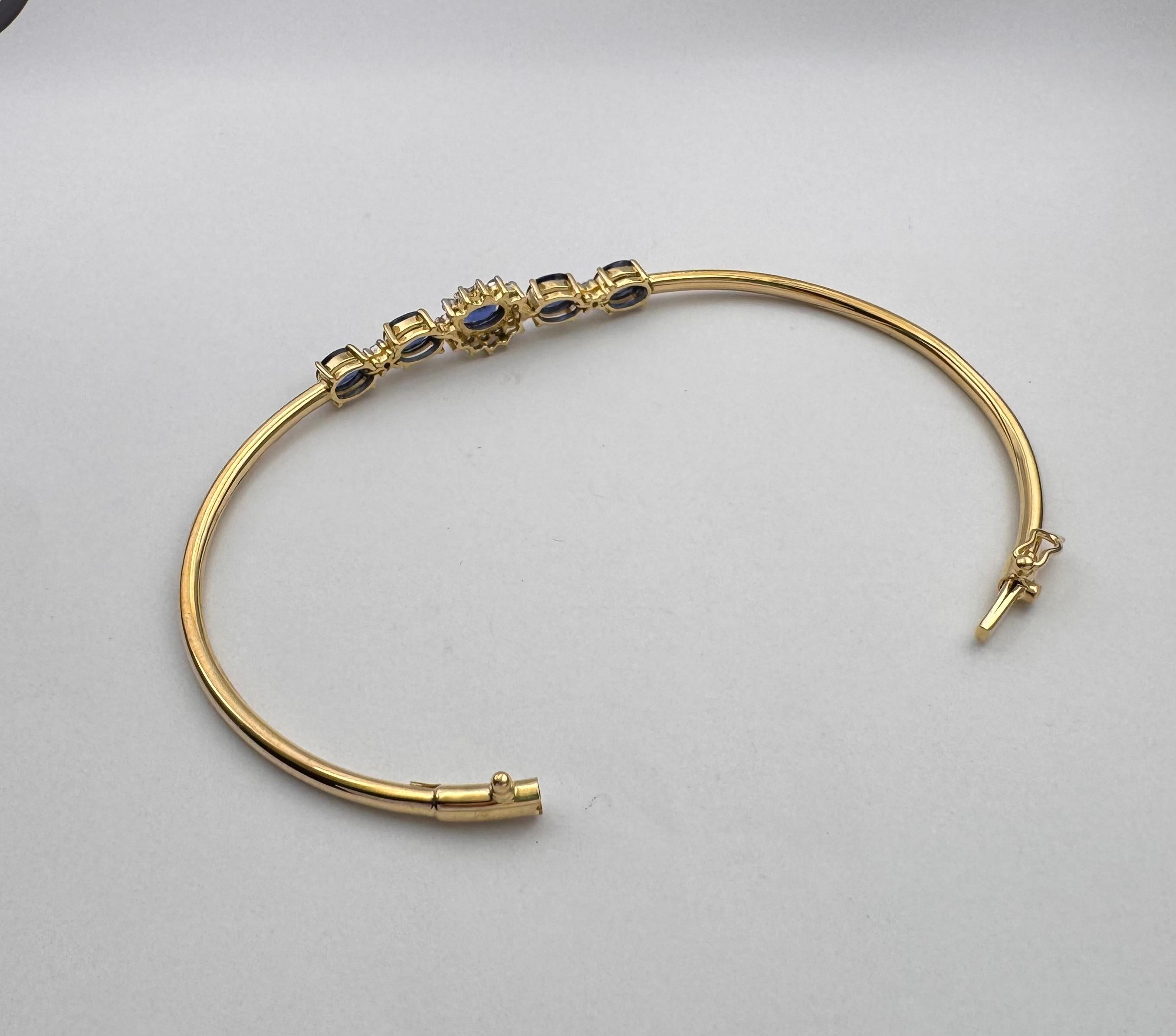 Blue Sapphire with Diamond Bangle set in 18K Gold Setting in vendita 6