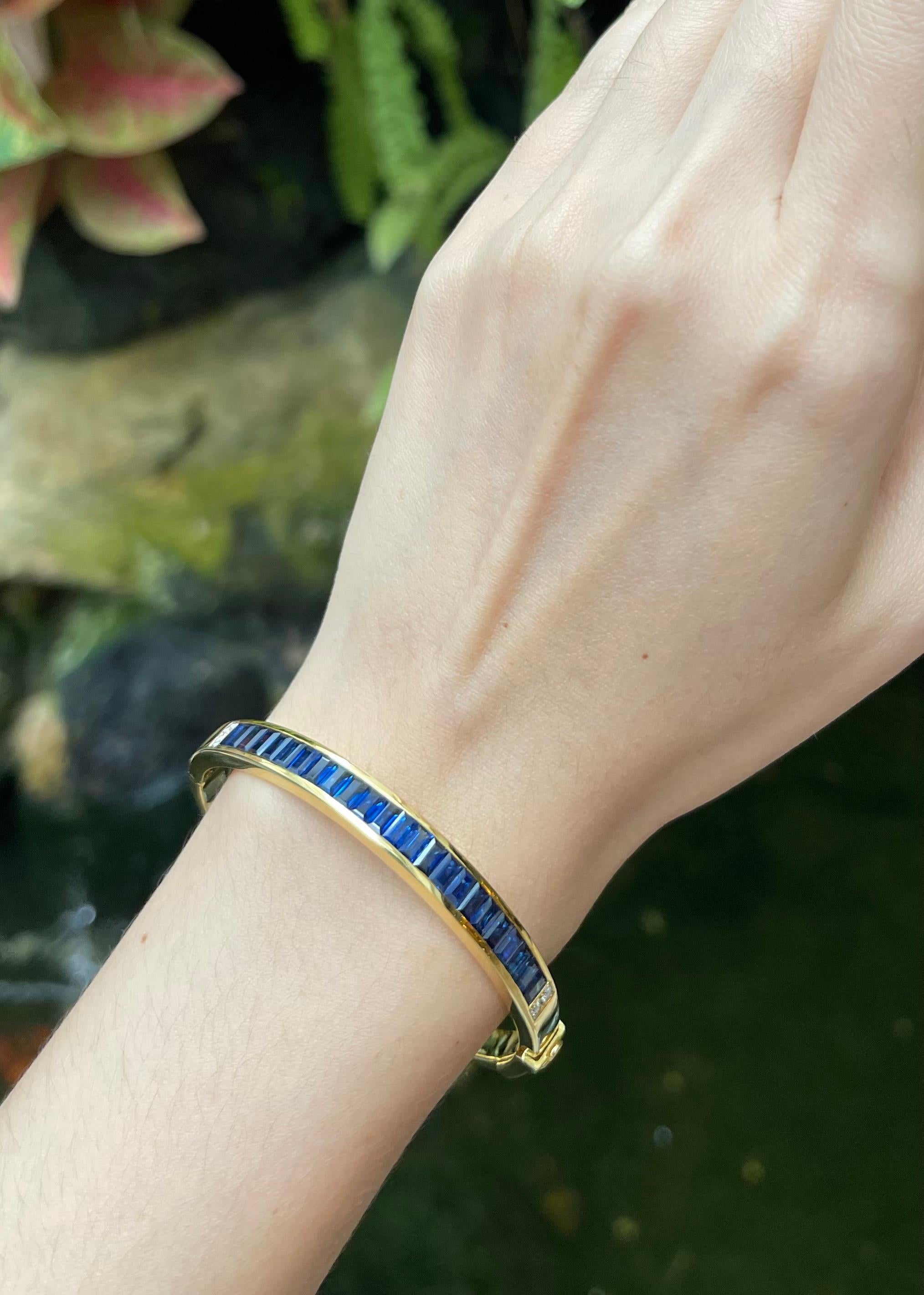 Zaffiro blu da 6,36 carati e diamante da 0,12 carati - Bracciale con montatura in oro 18 carati

Larghezza:  0.6 cm 
Diametro: 5.5 cm
Peso totale: 27,96 grammi

