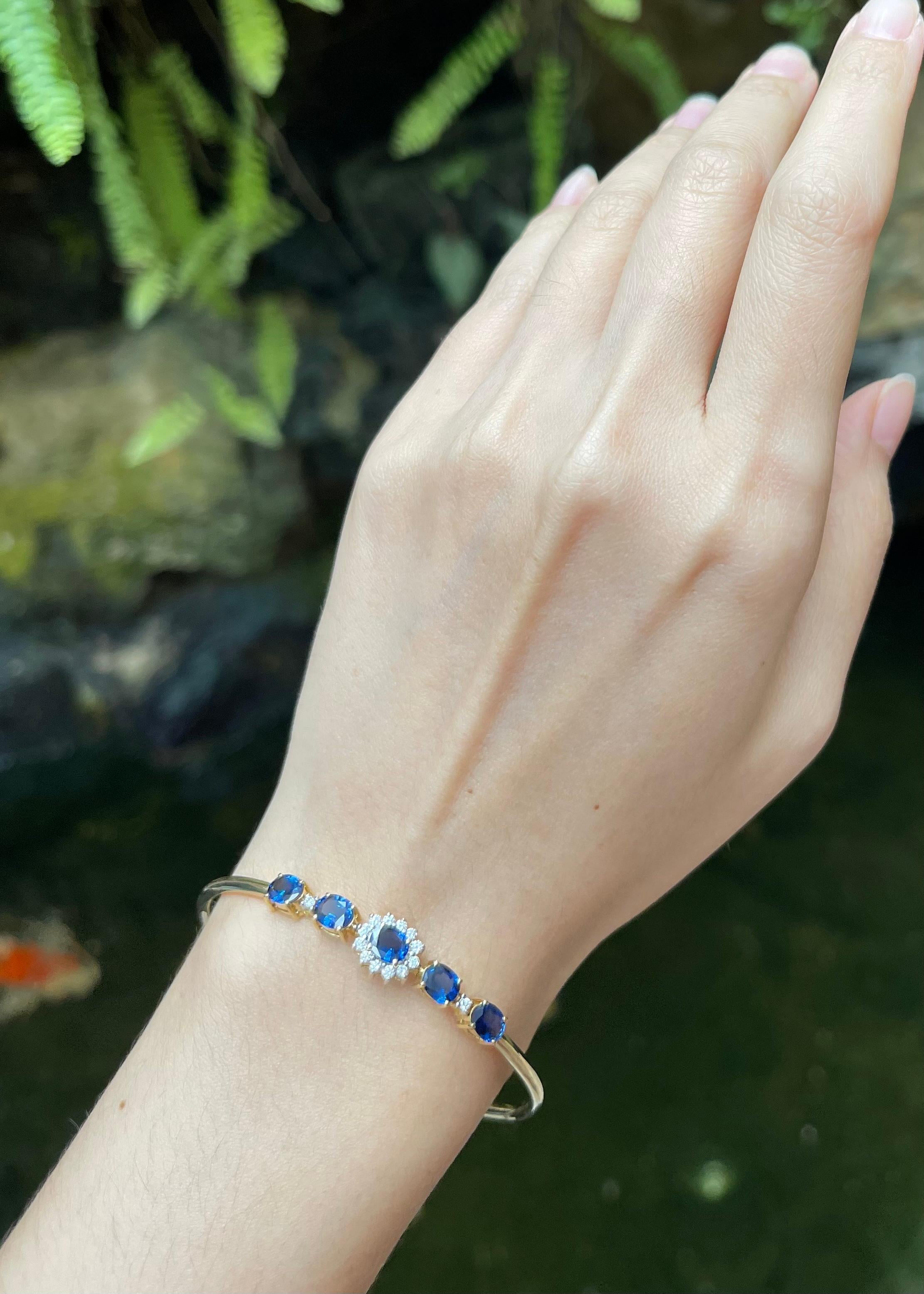 Zaffiro blu da 2,57 carati e diamante da 0,26 carati - Bracciale con montatura in oro 18 carati

Larghezza:  0,7 cm 
Diametro: 5.6 cm
Peso totale: 8.27 grammi

