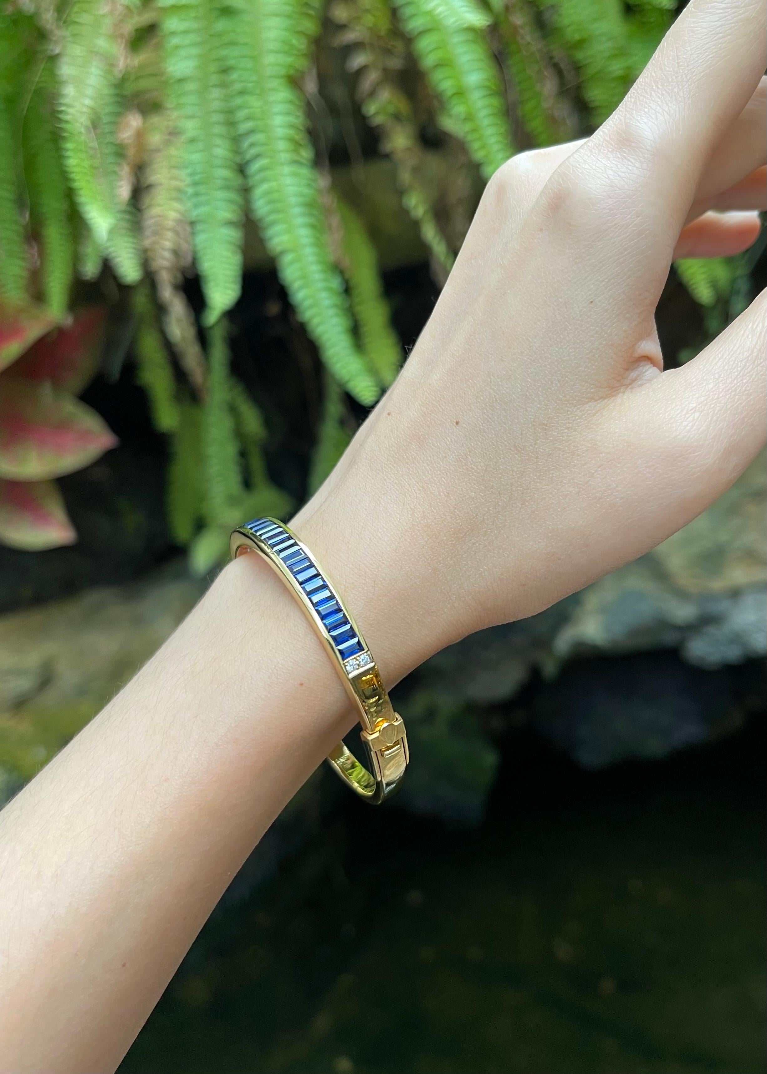 Contemporaneo Blue Sapphire with Diamond Bangle set in 18K Gold Setting in vendita
