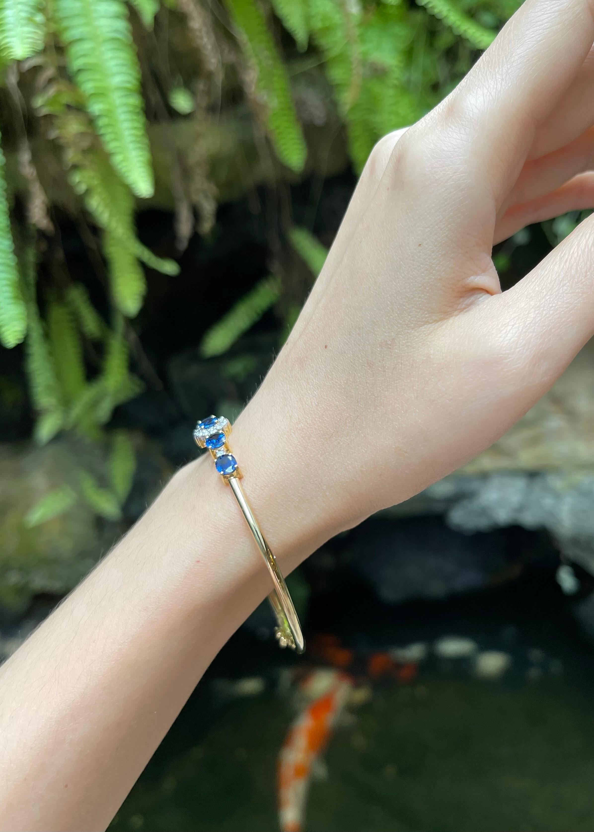 Contemporaneo Blue Sapphire with Diamond Bangle set in 18K Gold Setting in vendita